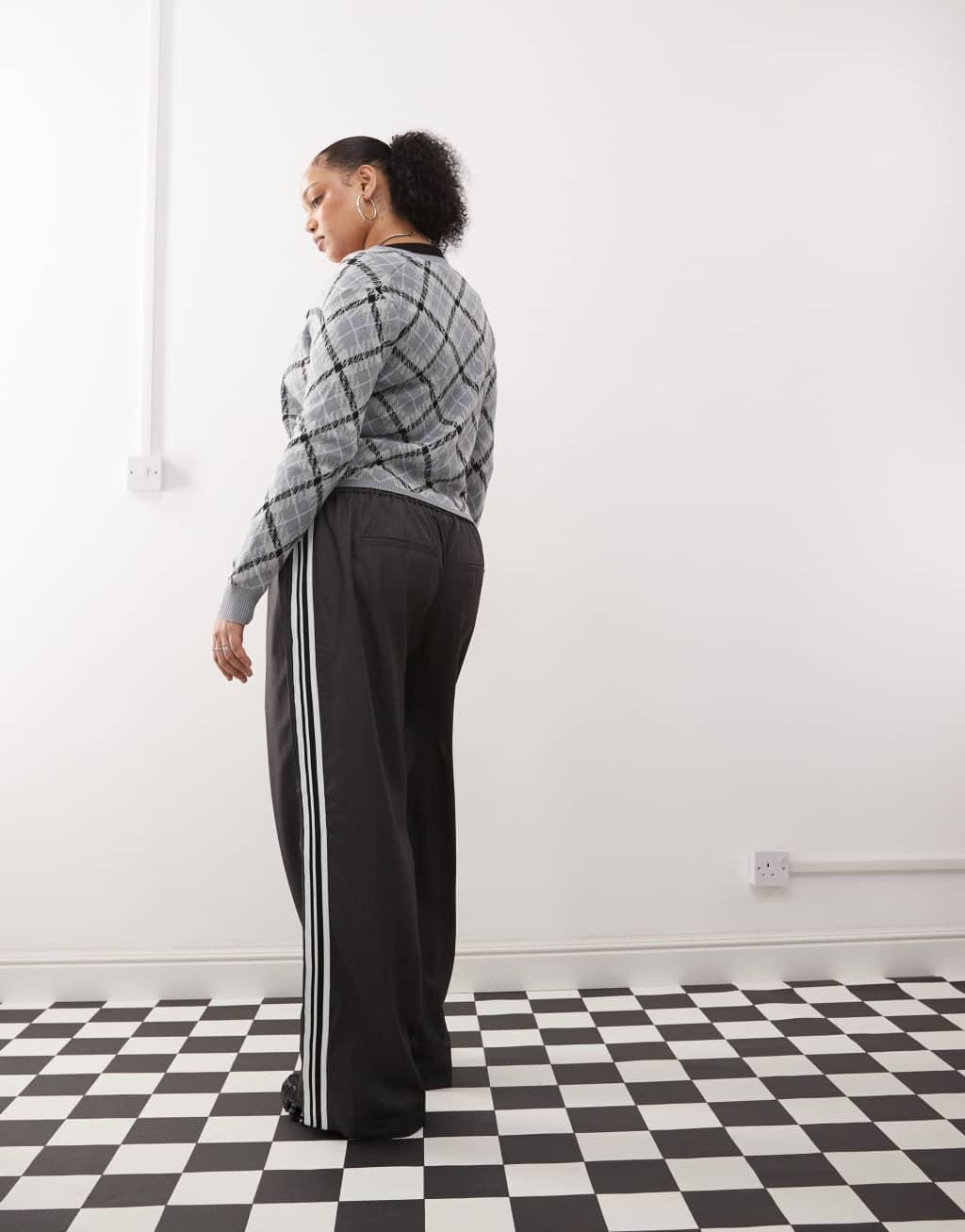 Noisy May Curve wide leg pants with side stripe in charcoal    Product Image