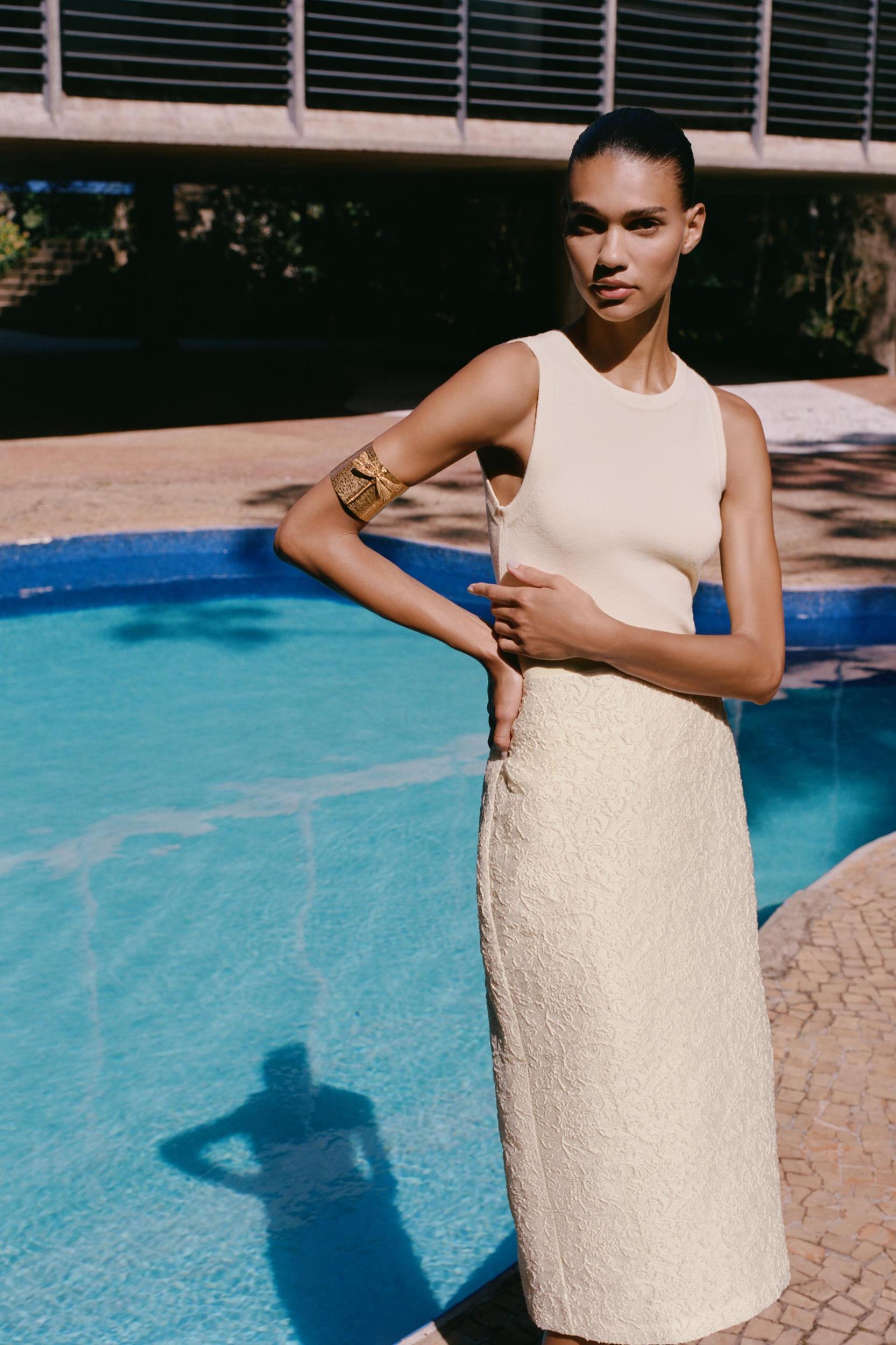 SLEEVELESS TOP Product Image