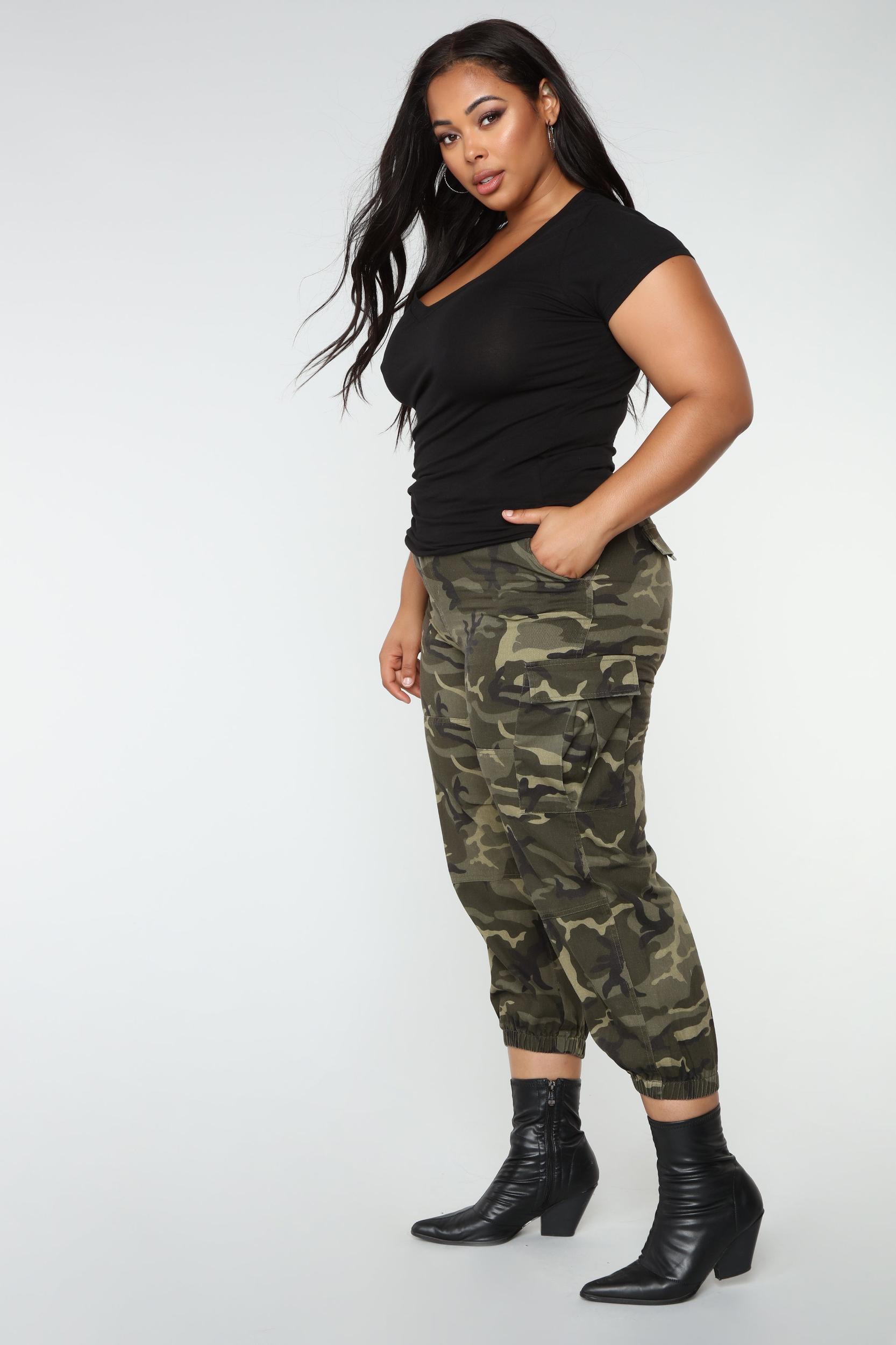 Carla Basic V Tee - Black Product Image