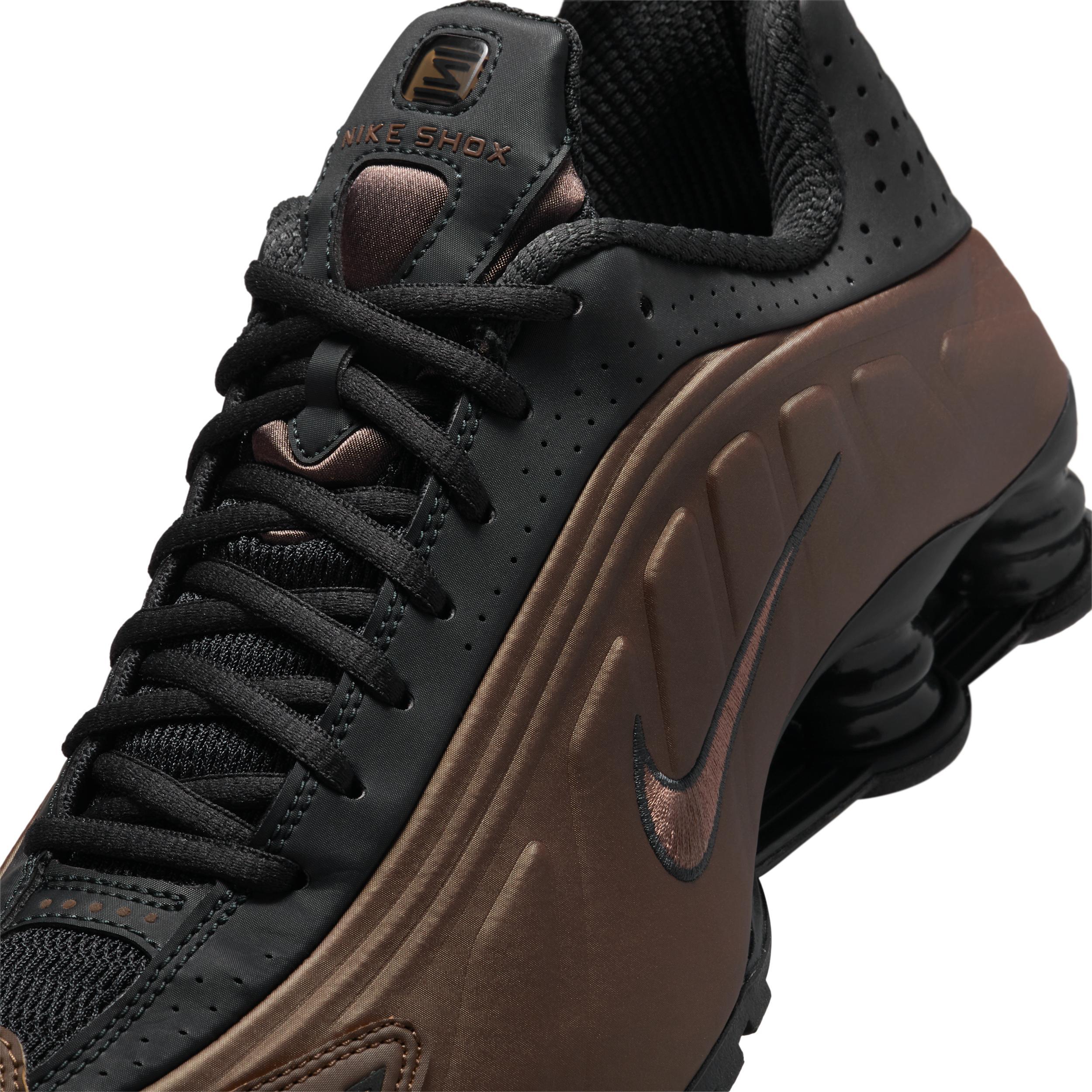 Nike Women's Shox R4 Shoes Product Image