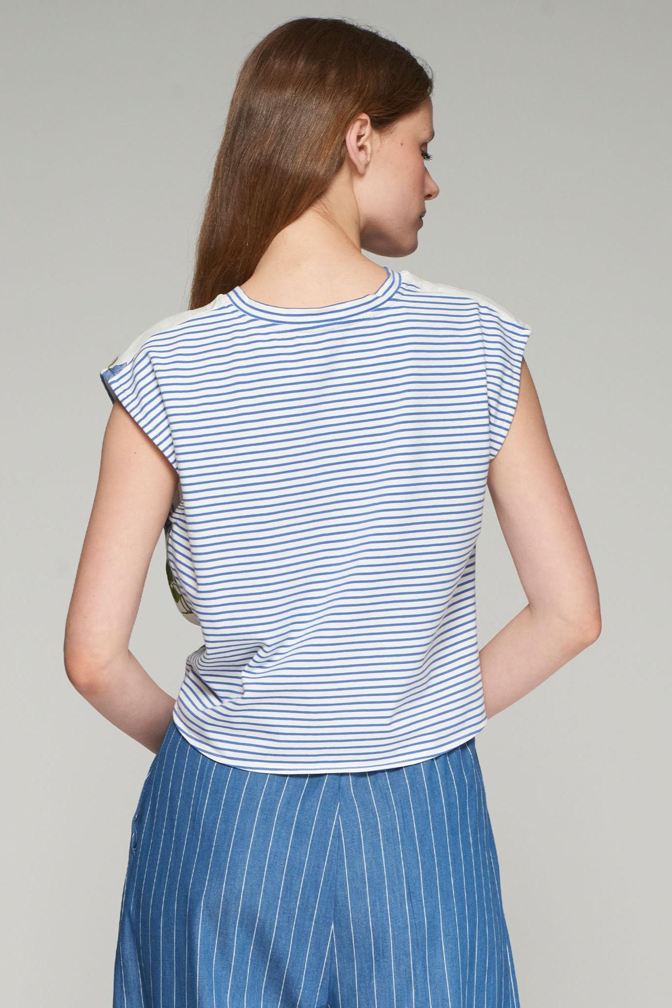 Aliza Flor Azul Lino T-Shirt Product Image