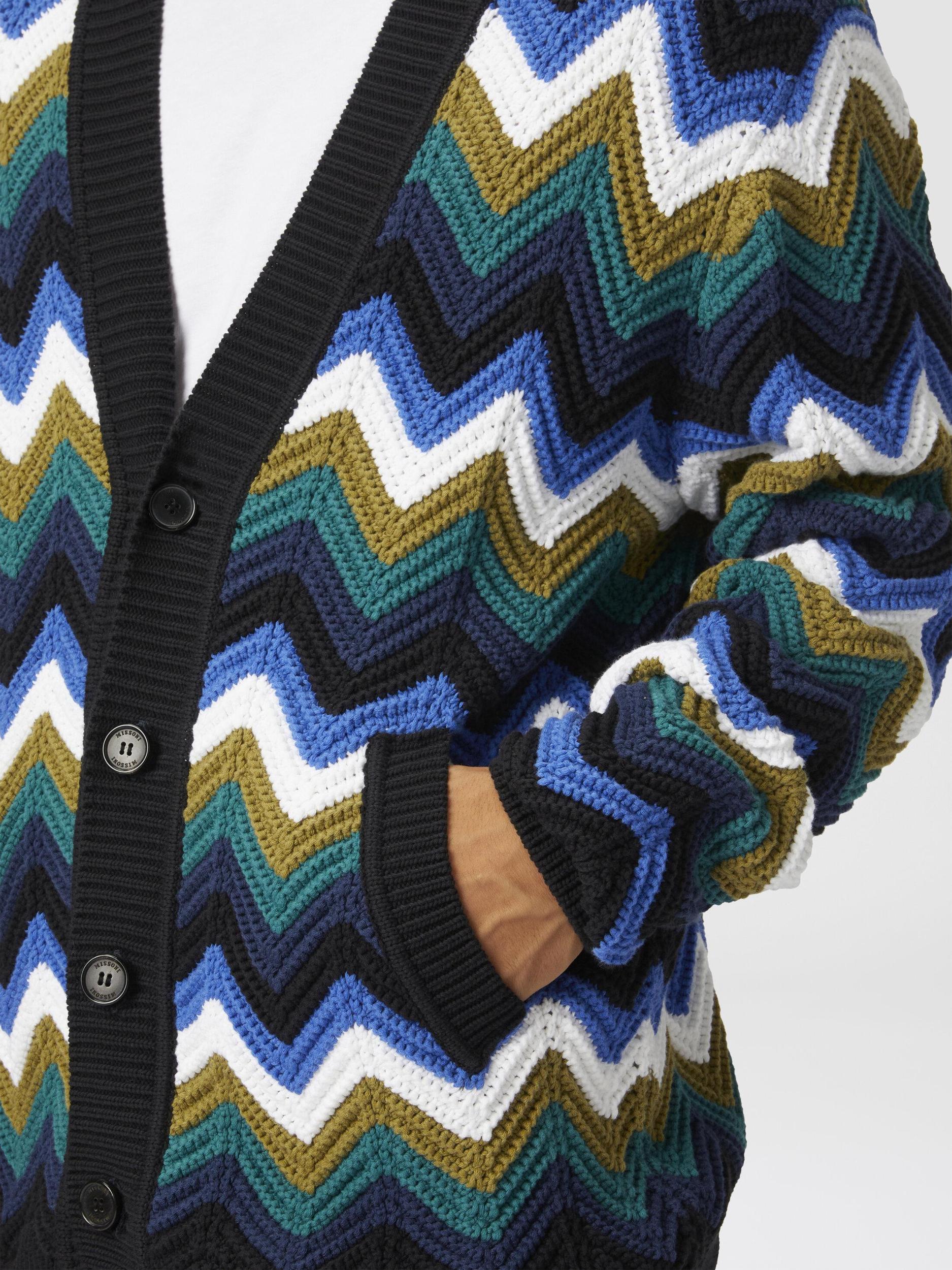 Chevron knit cardigan with pockets and contrasting piping Product Image