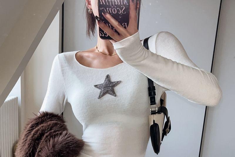 Long-Sleeve Scoop Neck Star Applique Slim Fit Crop T-Shirt Product Image