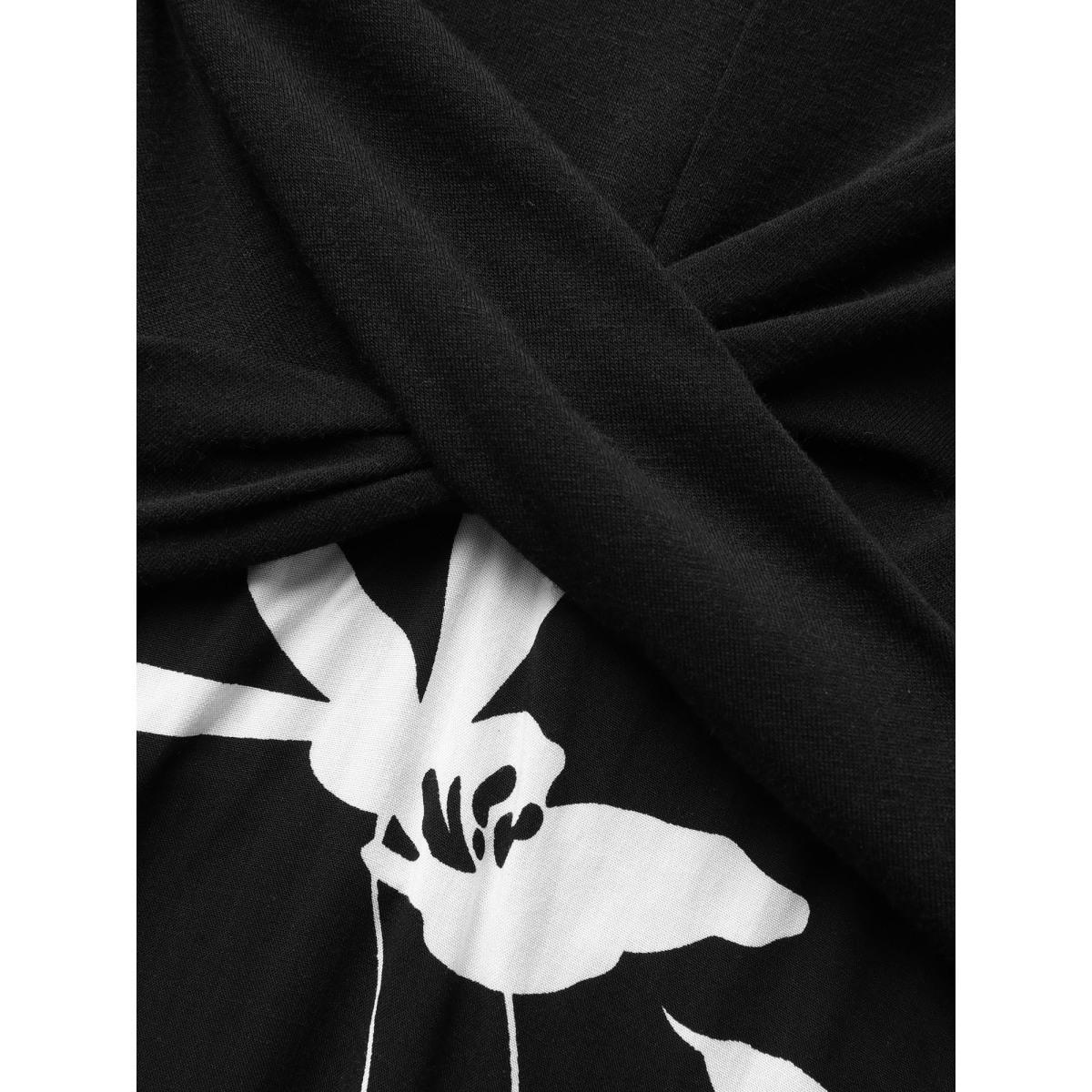 Plus Size Silhouette Floral Print Patchwork Crossover Pocket Dress Black Women Office Patchwork V-neck Short sleeve Curvy Midi Dress BloomChic 28/5X Product Image