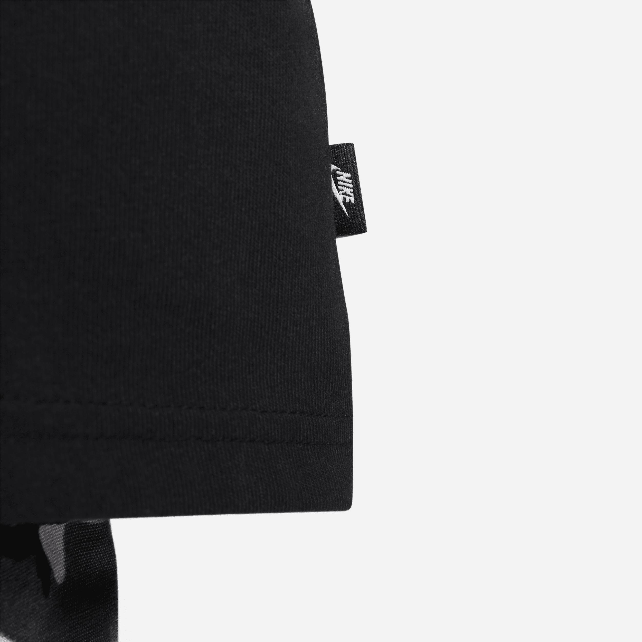 Nike Mens Sportswear Premium Essentials Long-Sleeve Pocket T-Shirt Product Image