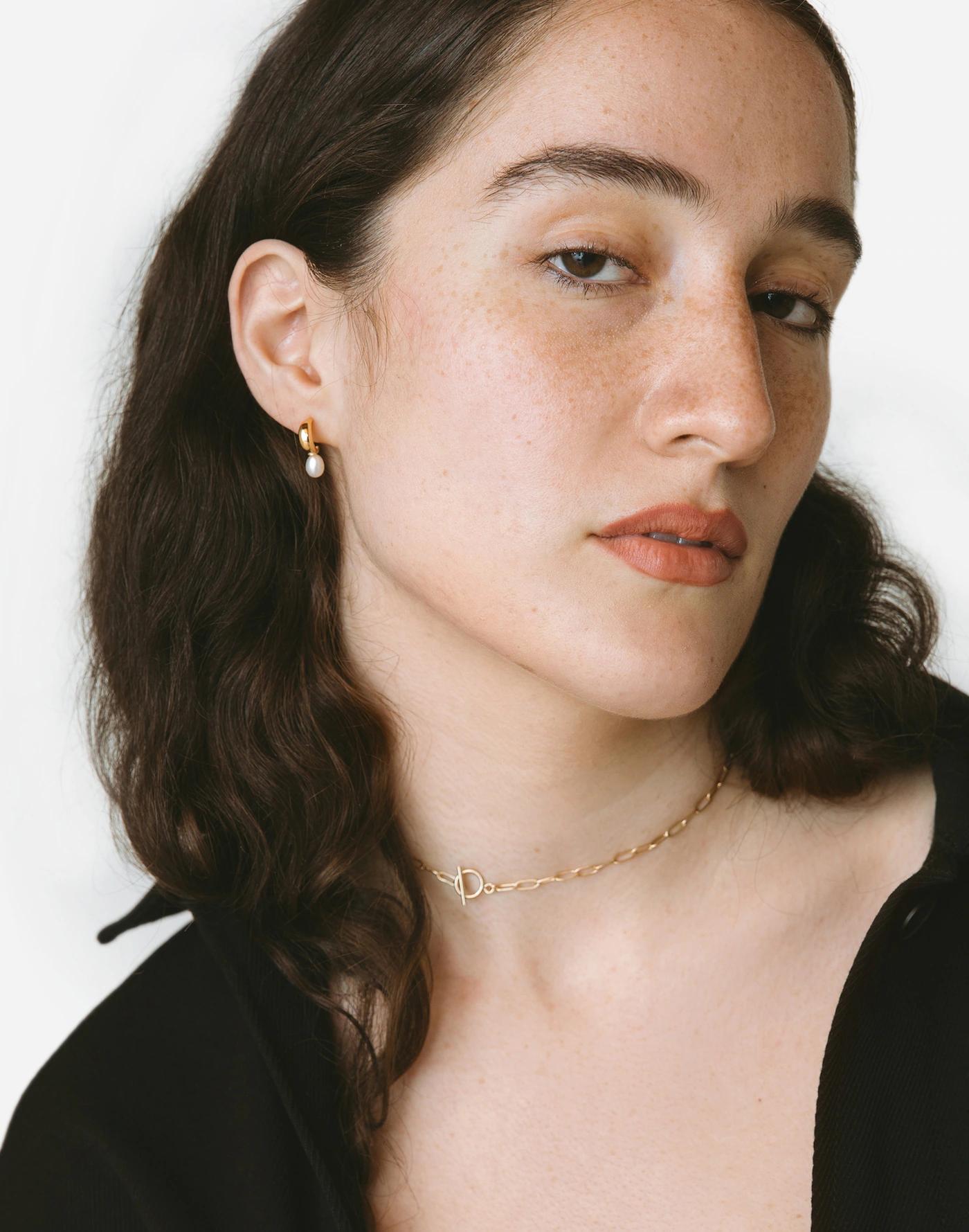 Maslo Jewelry Mini Pearl Hoop Earrings Gold Product Image