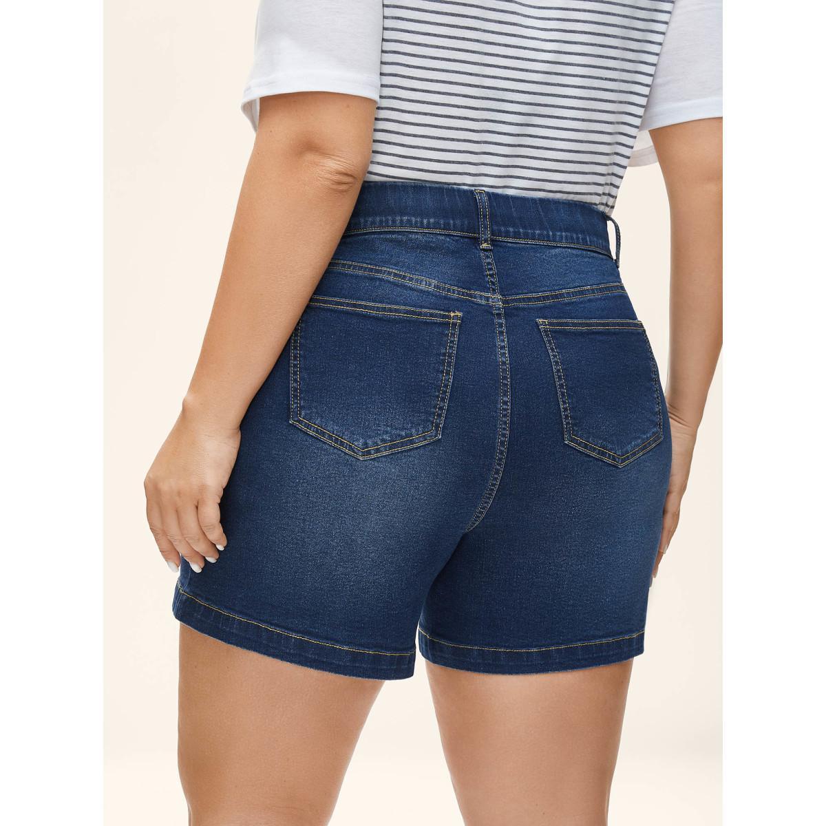 Plus Size Pull-On Relaxed Fit Denim Shorts Women Denimindigo Medium stretch Everyday-Casual Slanted pocket Casual Denim Shorts BloomChic 12/L Product Image