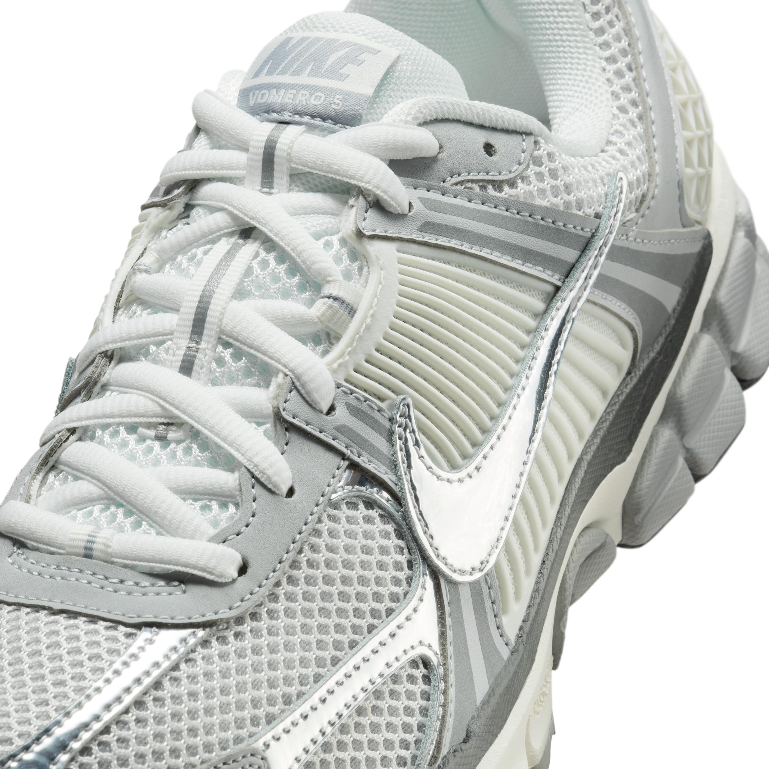 Nike Men's Zoom Vomero 5 Shoes Product Image