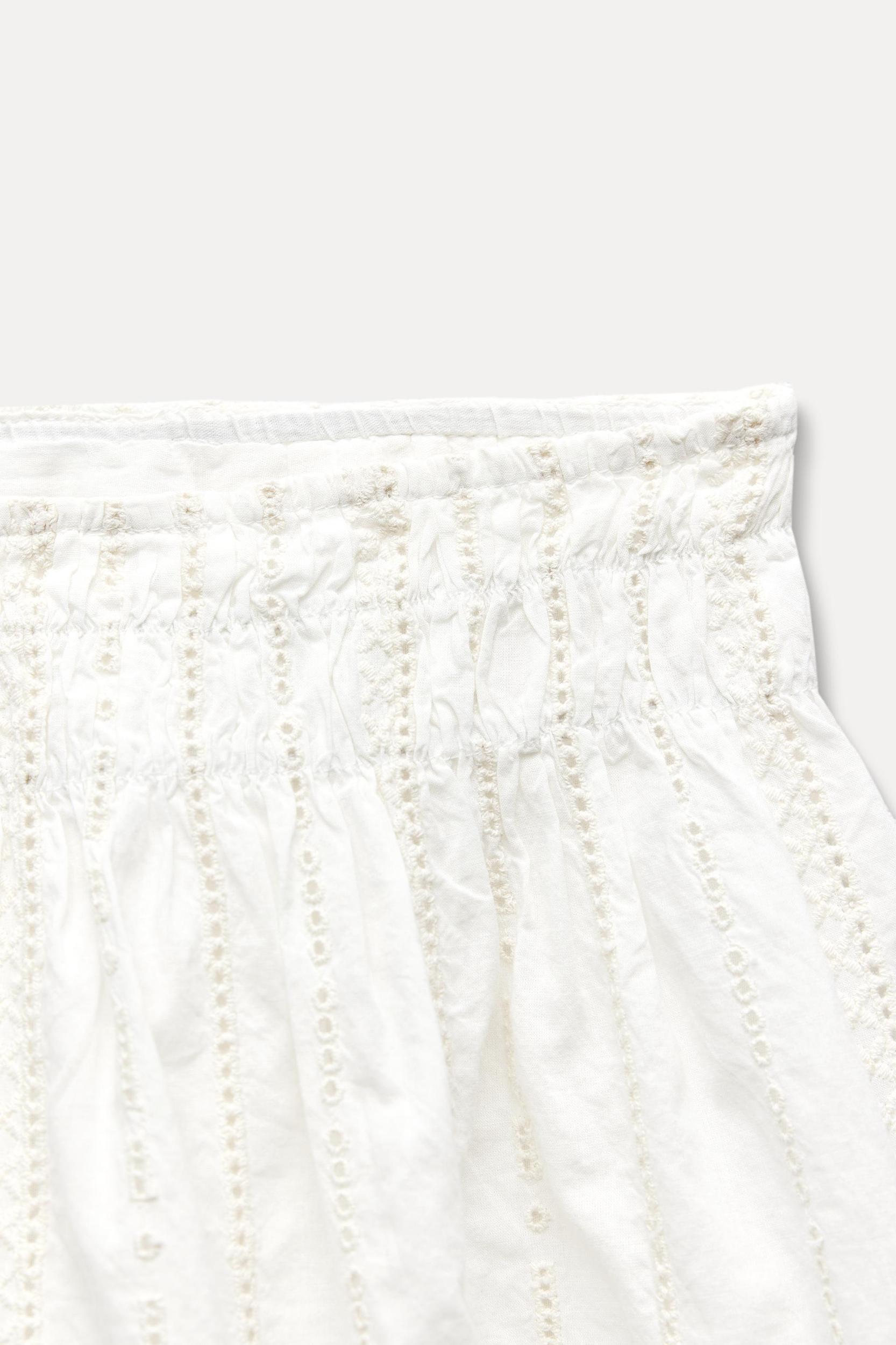 CONTRASTING EMBROIDERY SHORTS Product Image