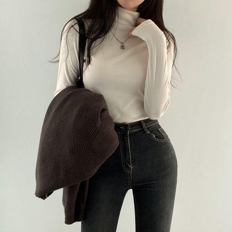 Long-Sleeve Mock Neck Plain T-Shirt Product Image