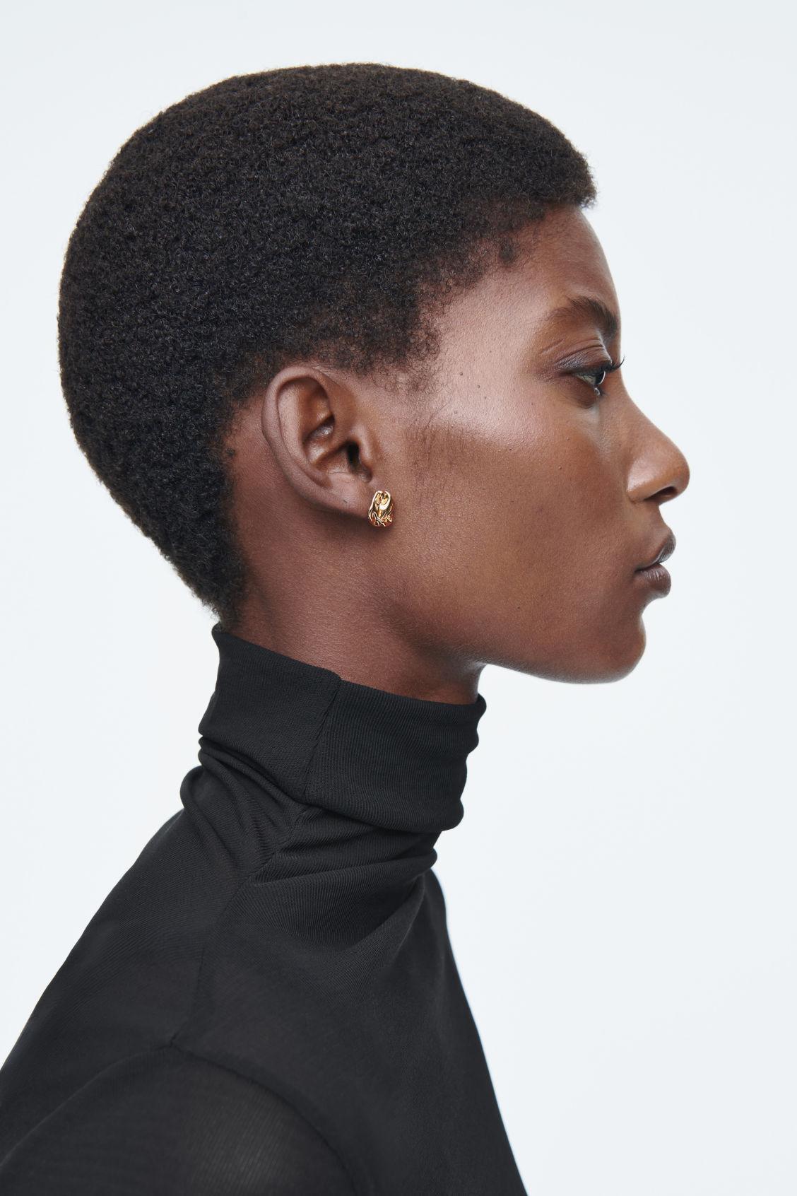 SMALL SCRUNCHED MISMATCHED EARRINGS Product Image