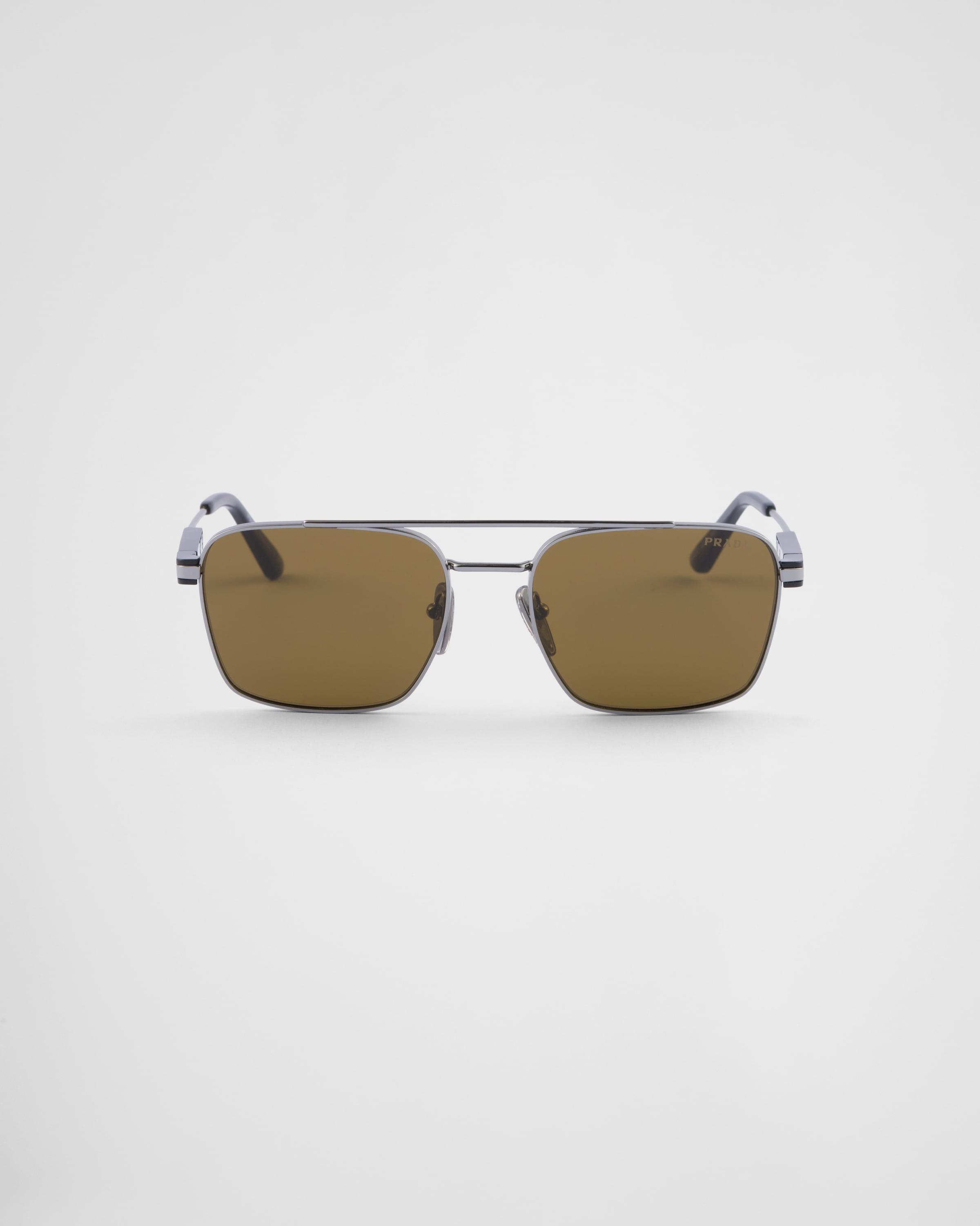 Sunglasses with iconic metal plaque Product Image