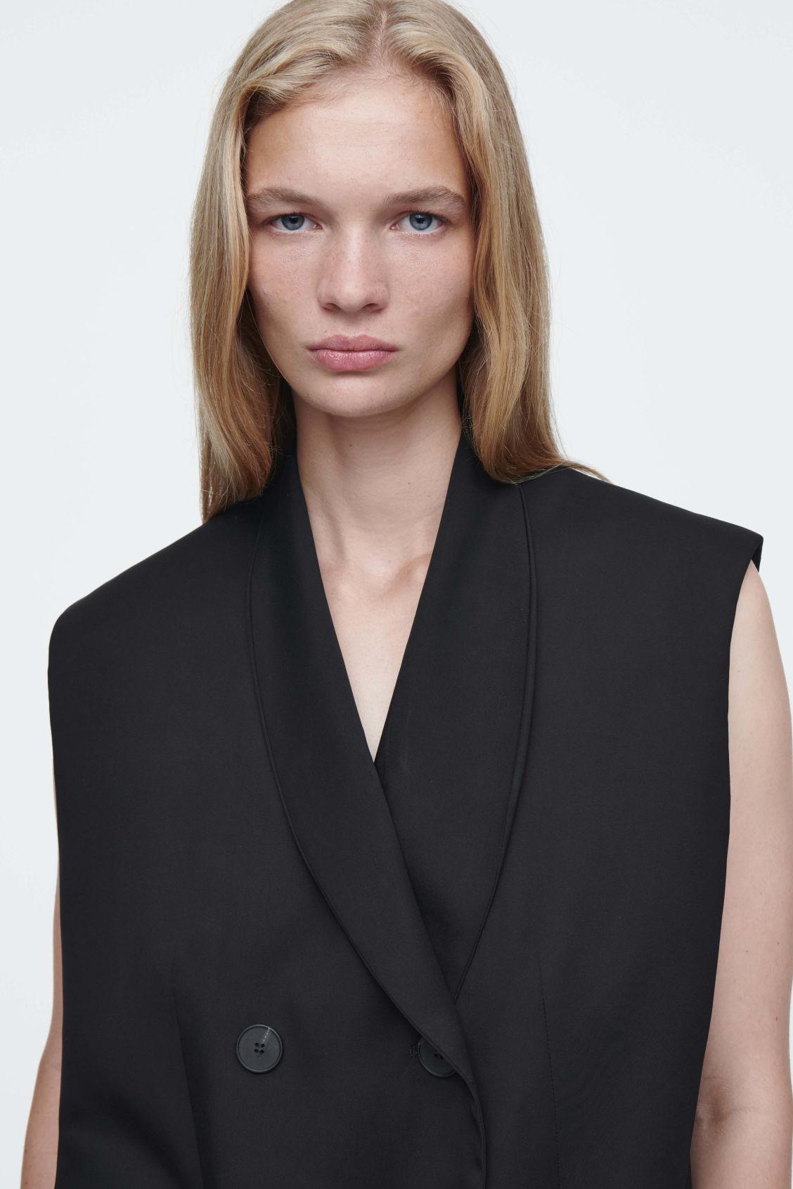 THE ELONGATED SLEEVELESS BLAZER Product Image