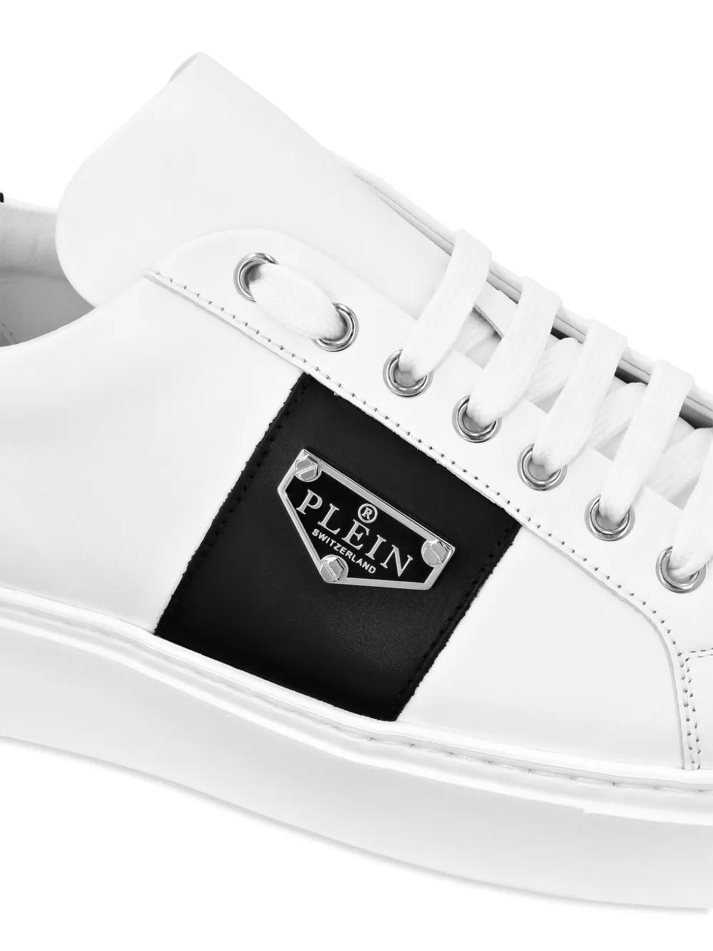 logo-plaque leather sneakers Product Image
