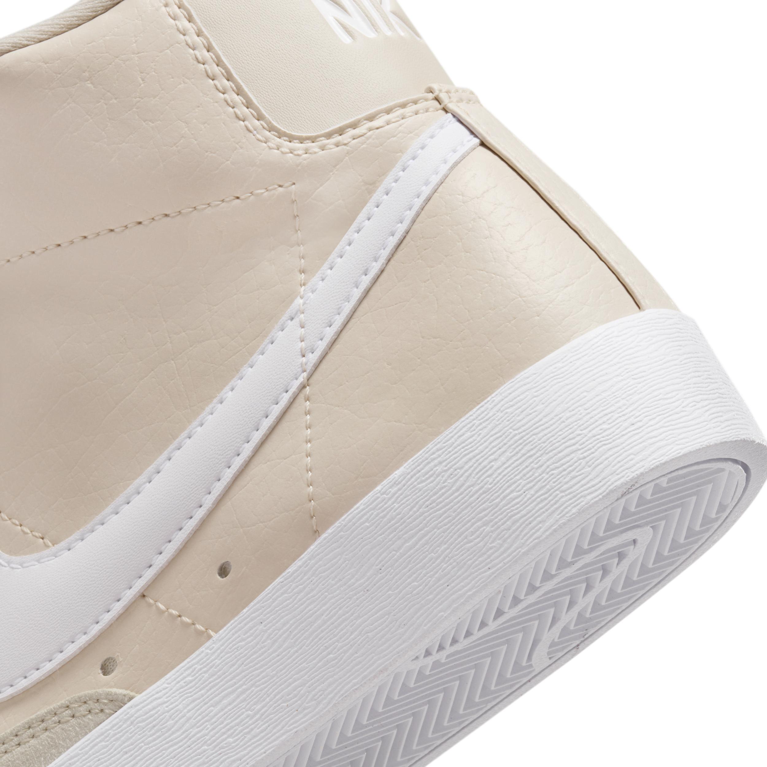Nike Women's Blazer Mid ' Shoes Product Image
