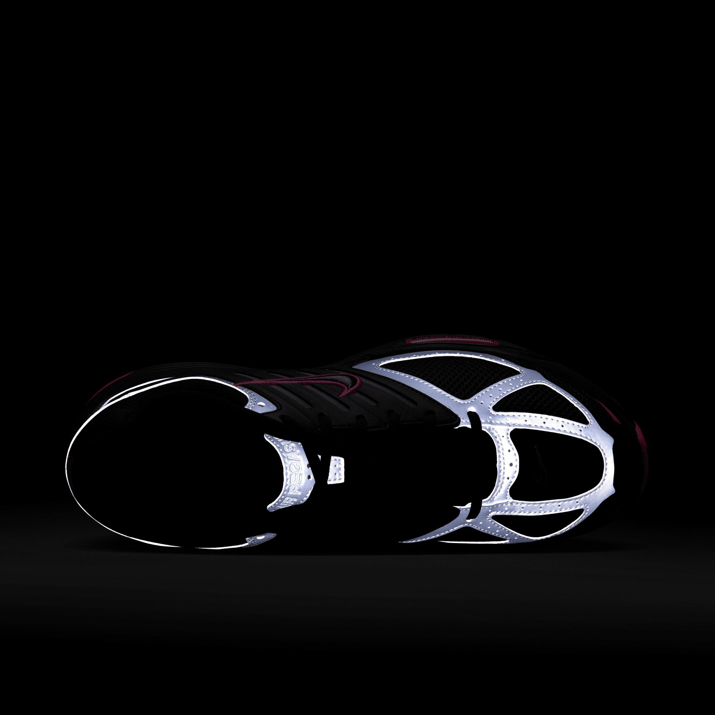 Nike Men's Air Pegasus 2005 Shoes Product Image