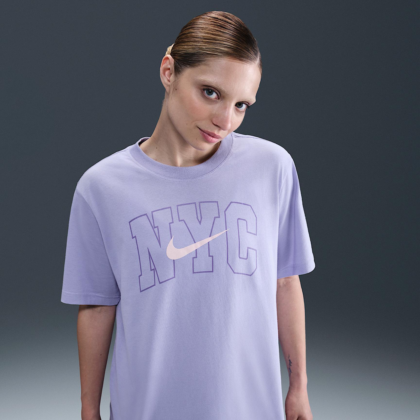 Nike Sportswear Essential Women's Graphic T-Shirt Product Image