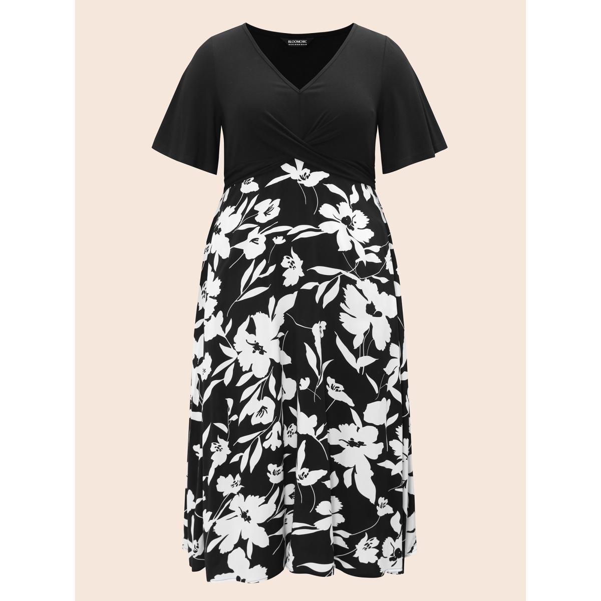 Plus Size Silhouette Floral Print Patchwork Crossover Pocket Dress Black Women Office Patchwork V-neck Short sleeve Curvy Midi Dress BloomChic 28/5X Product Image