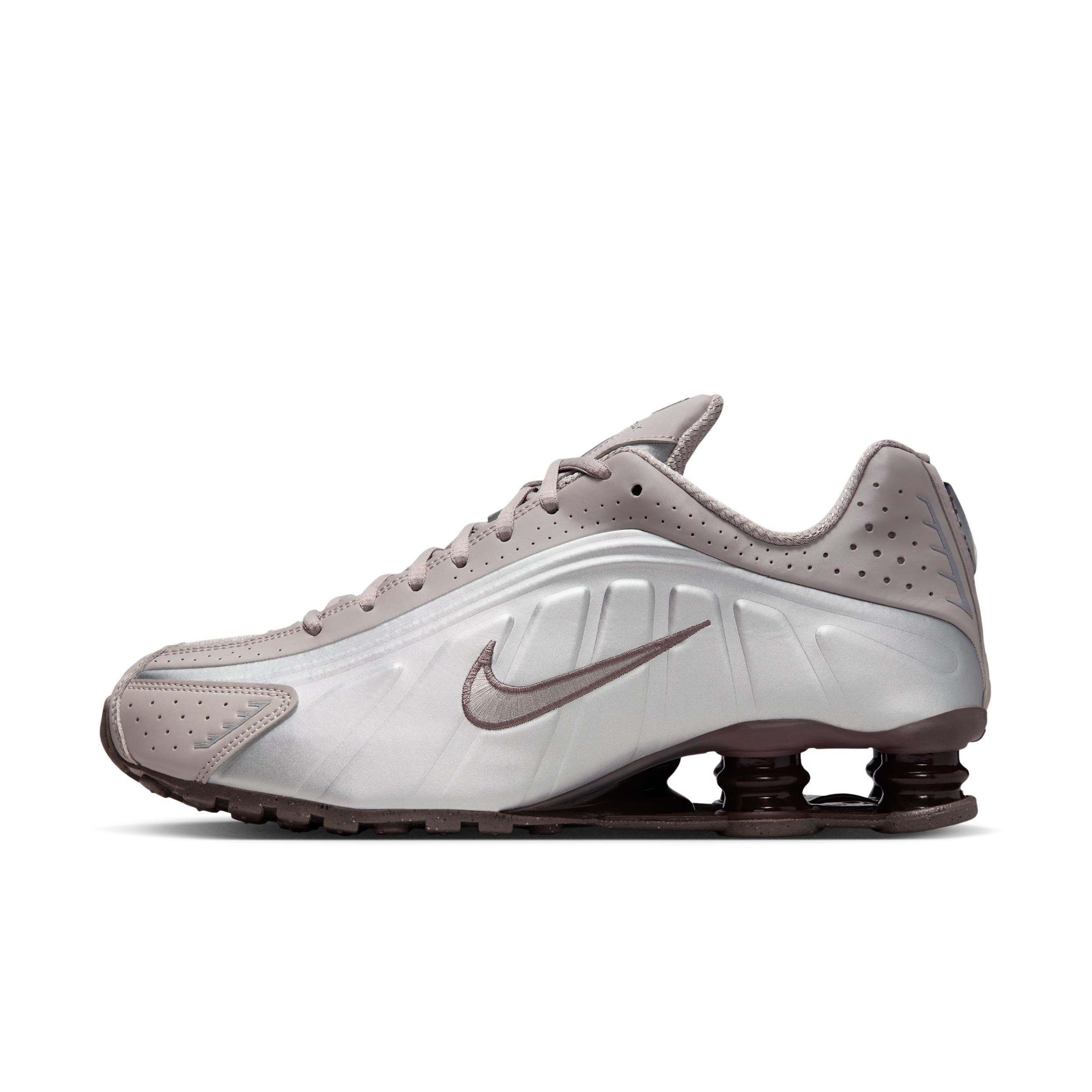 Nike Men's Shox R4 Shoes Product Image