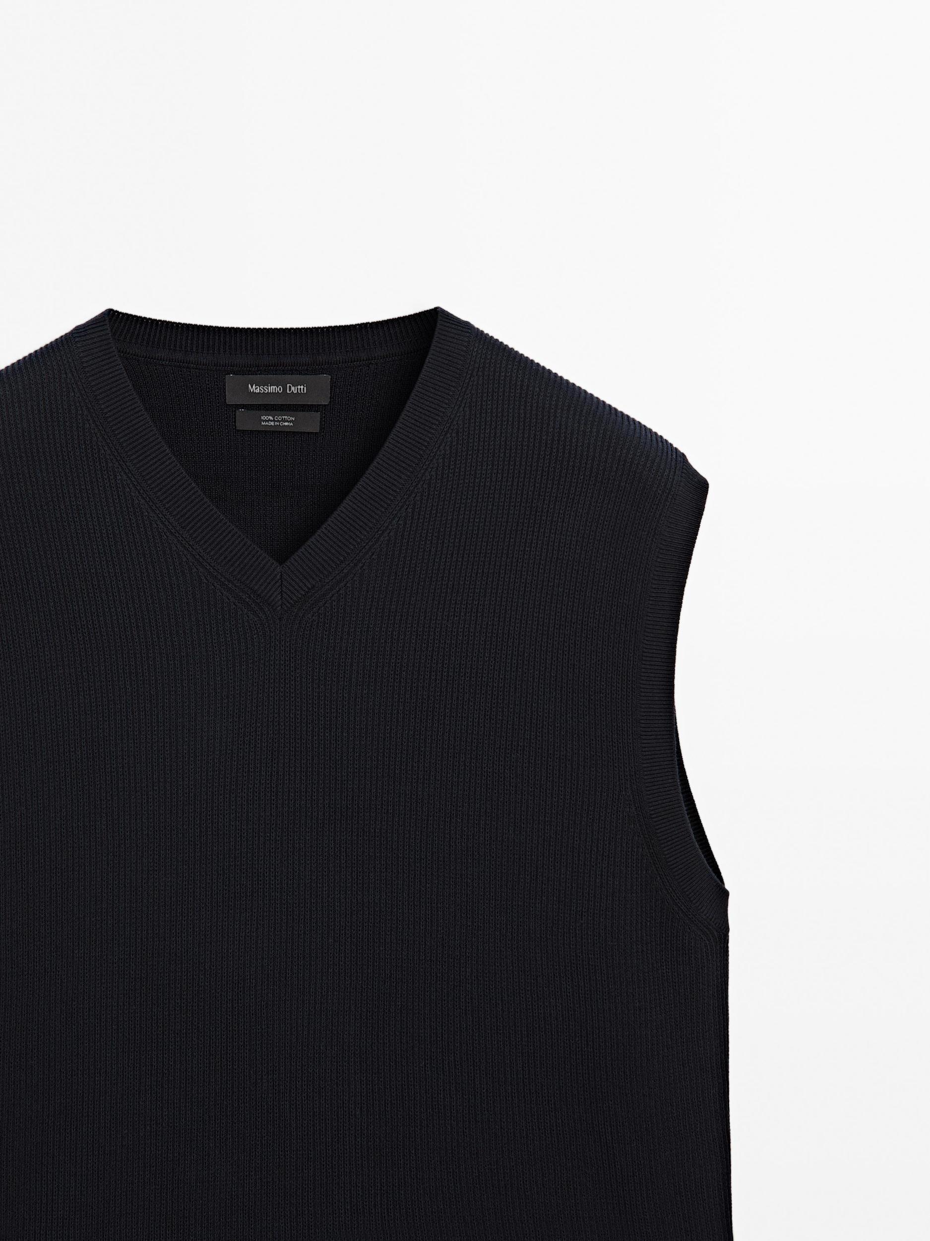 V-neck knit vest Product Image