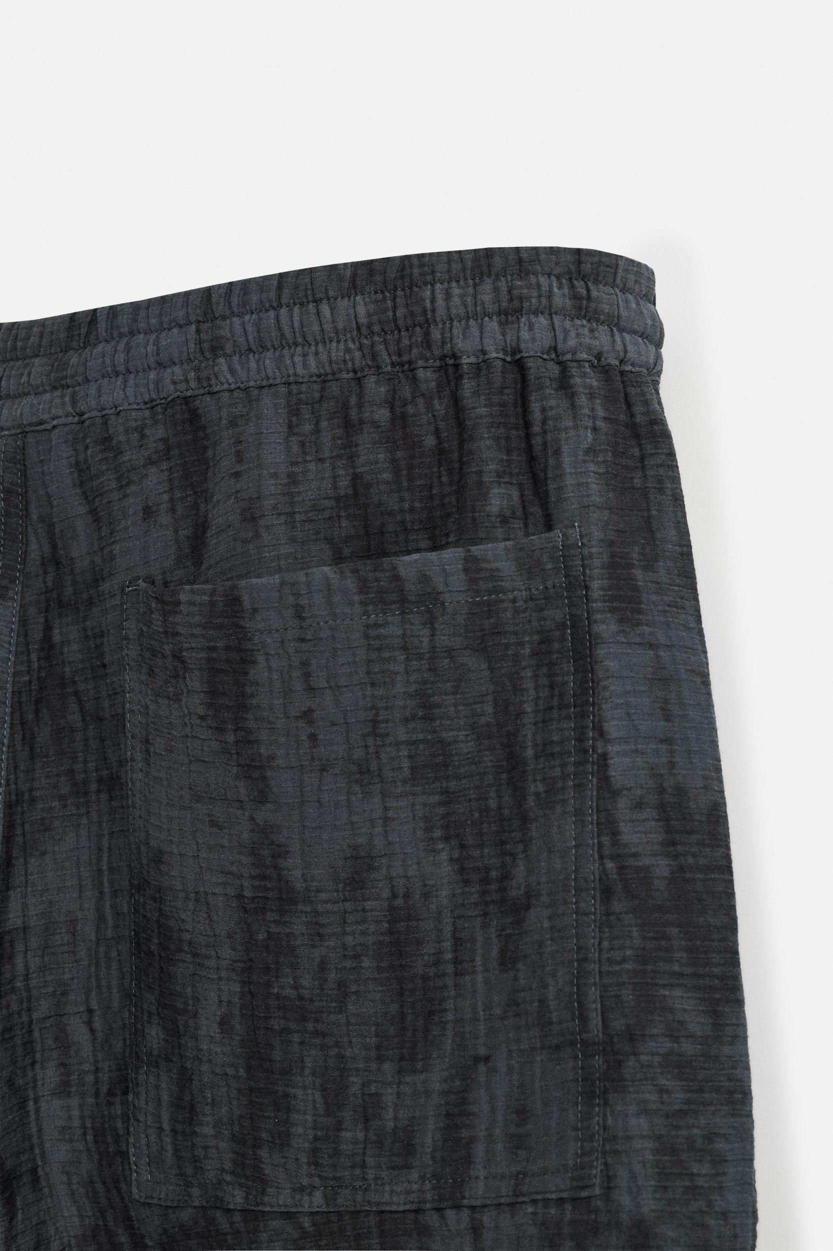 TIE DYE PRINT TEXTURED SHORTS Product Image