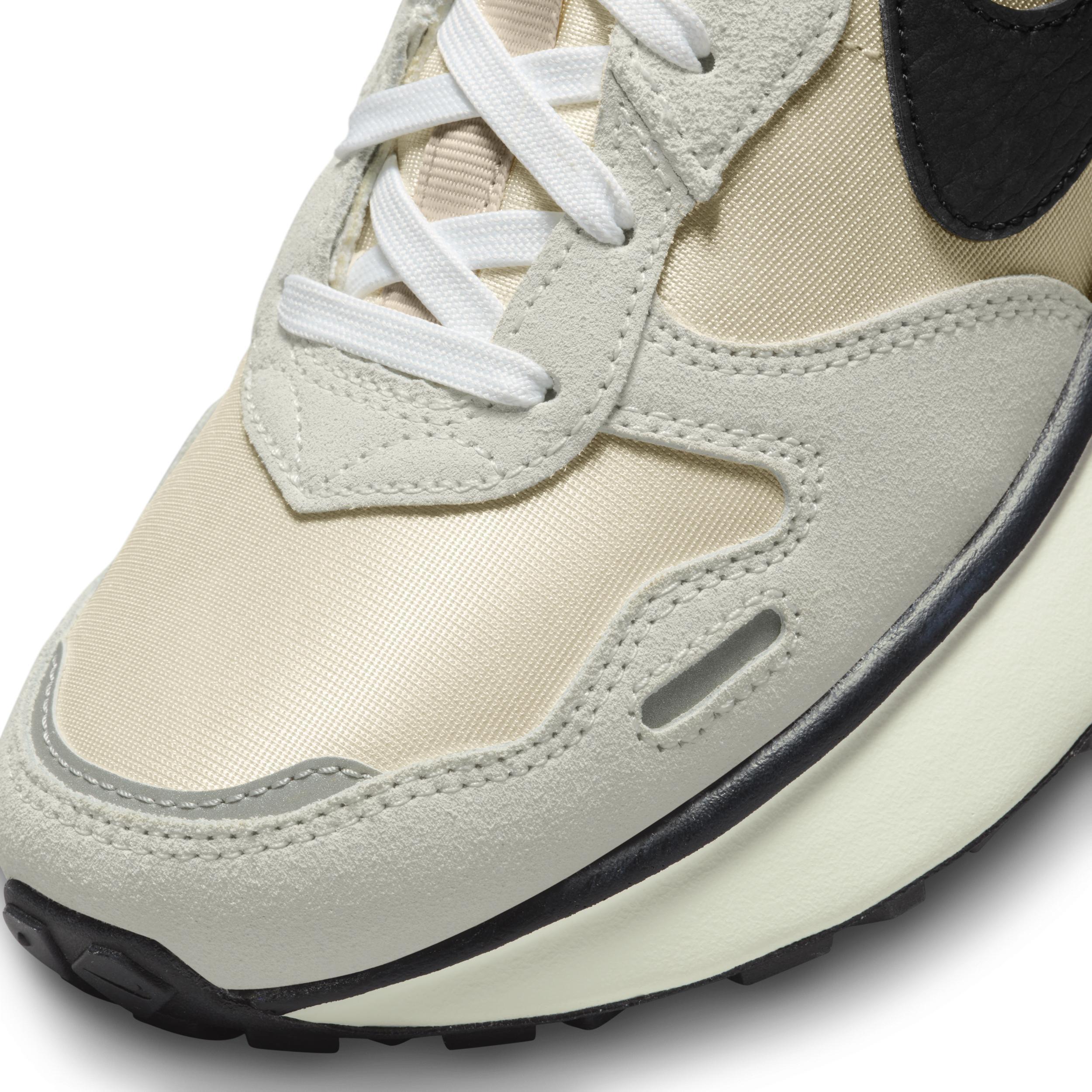 Nike Women's Phoenix Waffle Shoes Product Image