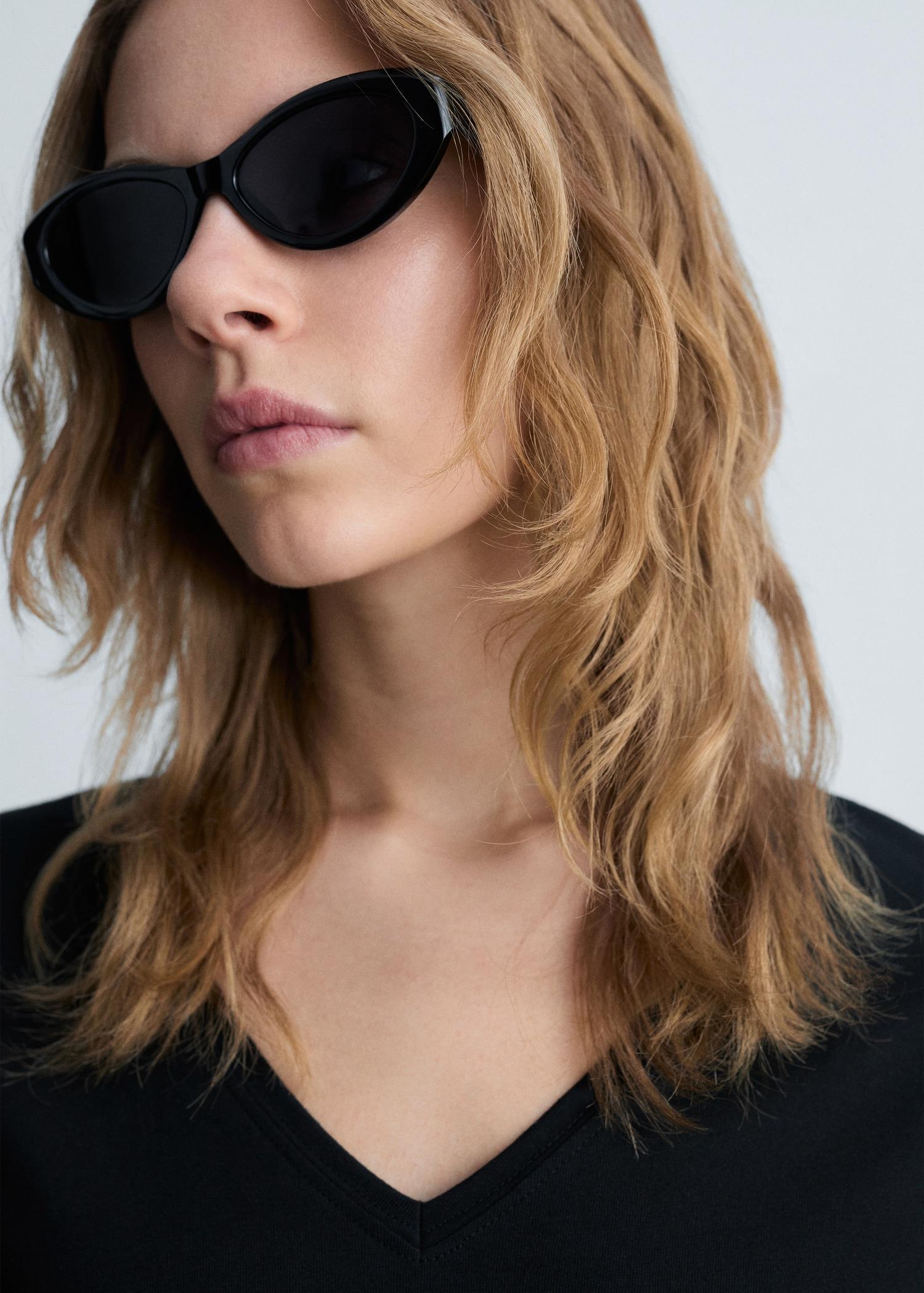 V-neck cotton T-shirt - Women | MANGO USA Product Image