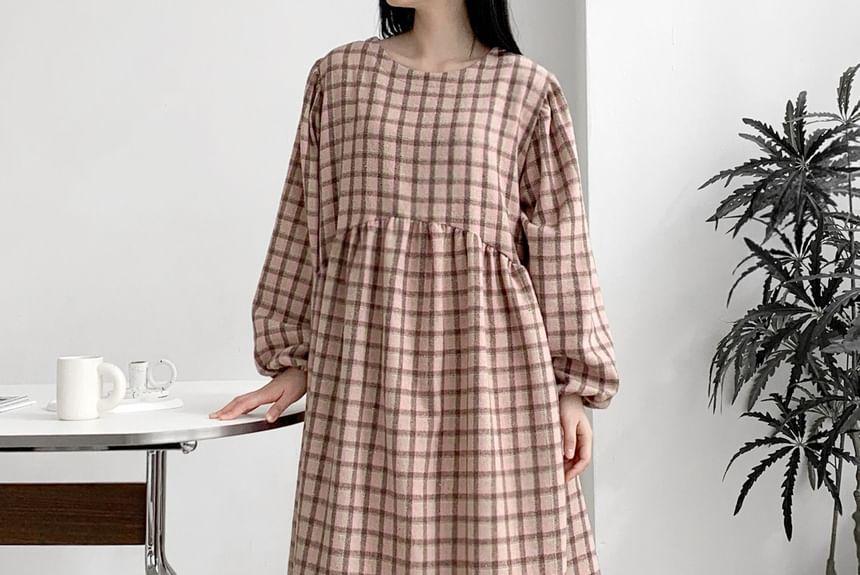 Long-Sleeve Plaid Loose-Fit Midi Dress Product Image