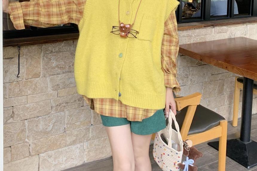 Long-Sleeve Plaid Shirt / Crew Neck Plain Button Sweater Vest Product Image