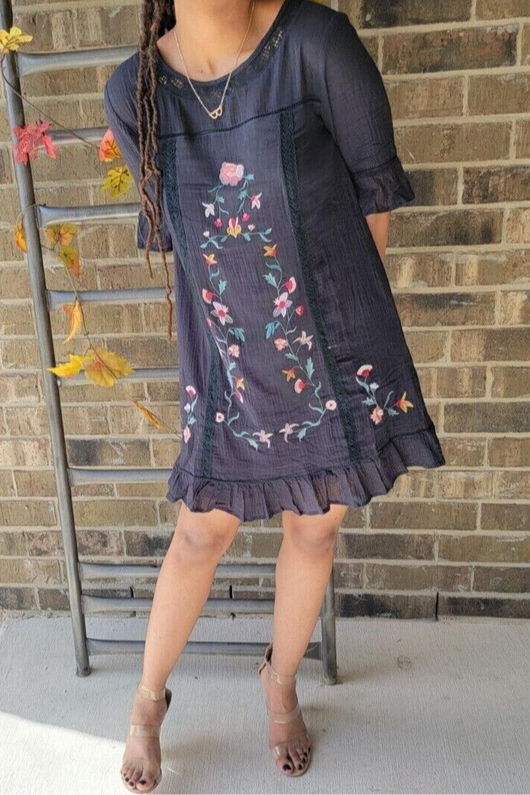 Black embroideRed and lace short sleeved dress Product Image