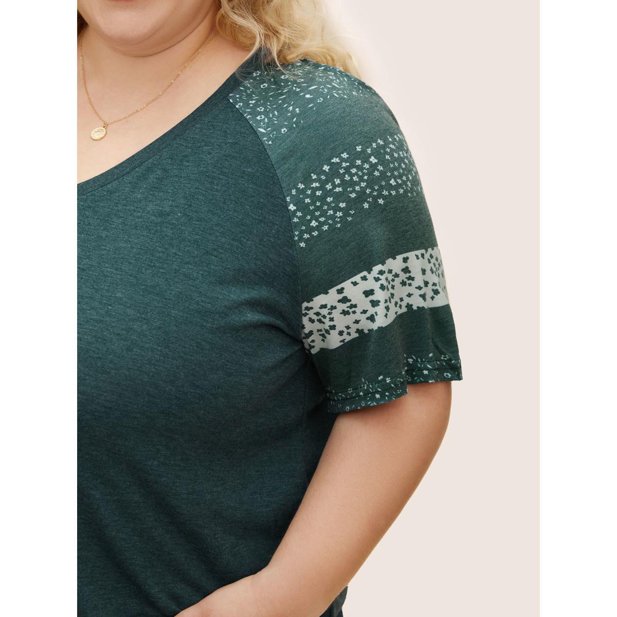 Plus Size Ditsy Floral Colorblock Contrast Raglan Sleeve T-shirt Green Women Casual Contrast Ditsy Floral V-neck Everyday T-shirts BloomChic 10/M Product Image