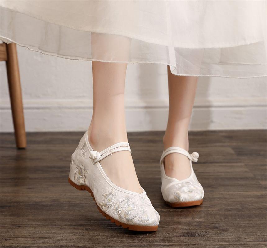 Flower Embroidered Chunky Heel Hanfu Mary Jane Shoes Product Image