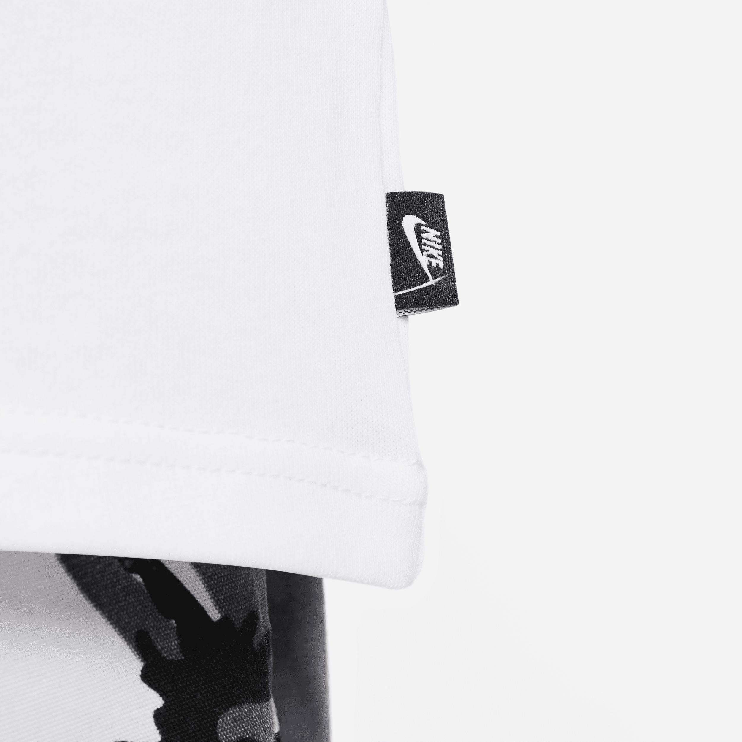 Men's Nike Sportswear Premium Essentials Long-Sleeve Pocket T-Shirt Product Image