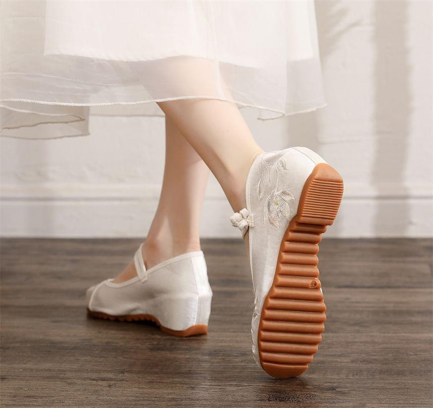 Flower Embroidered Chunky Heel Hanfu Mary Jane Shoes Product Image