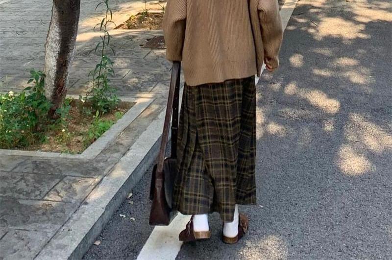 V-Neck Plain Cardigan / High Waist Plaid Accordion Pleated Maxi A-Line Skirt Product Image