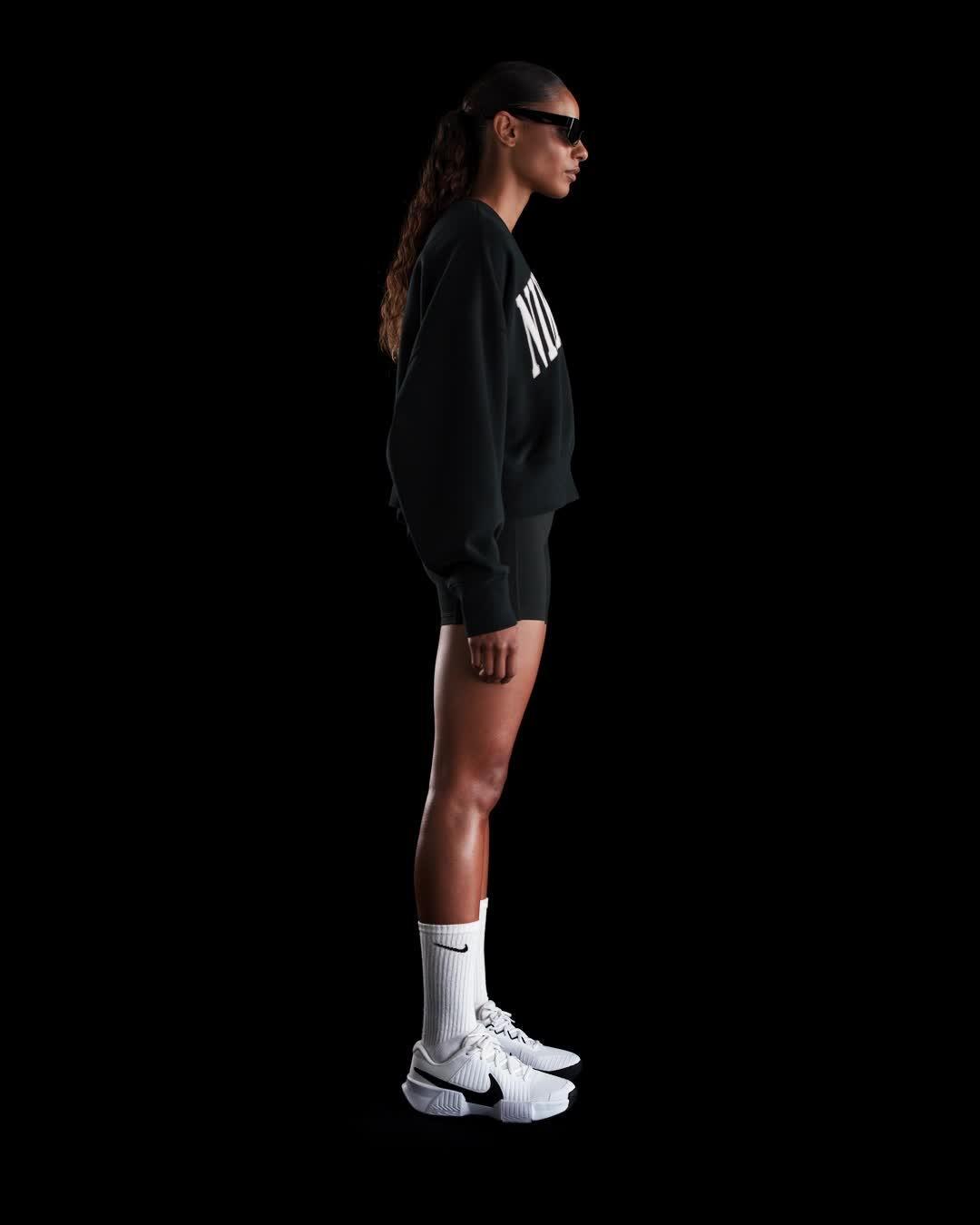 NikeCourt Phoenix Fleece Women's Over-Oversized Crew-Neck Tennis Sweatshirt Product Image
