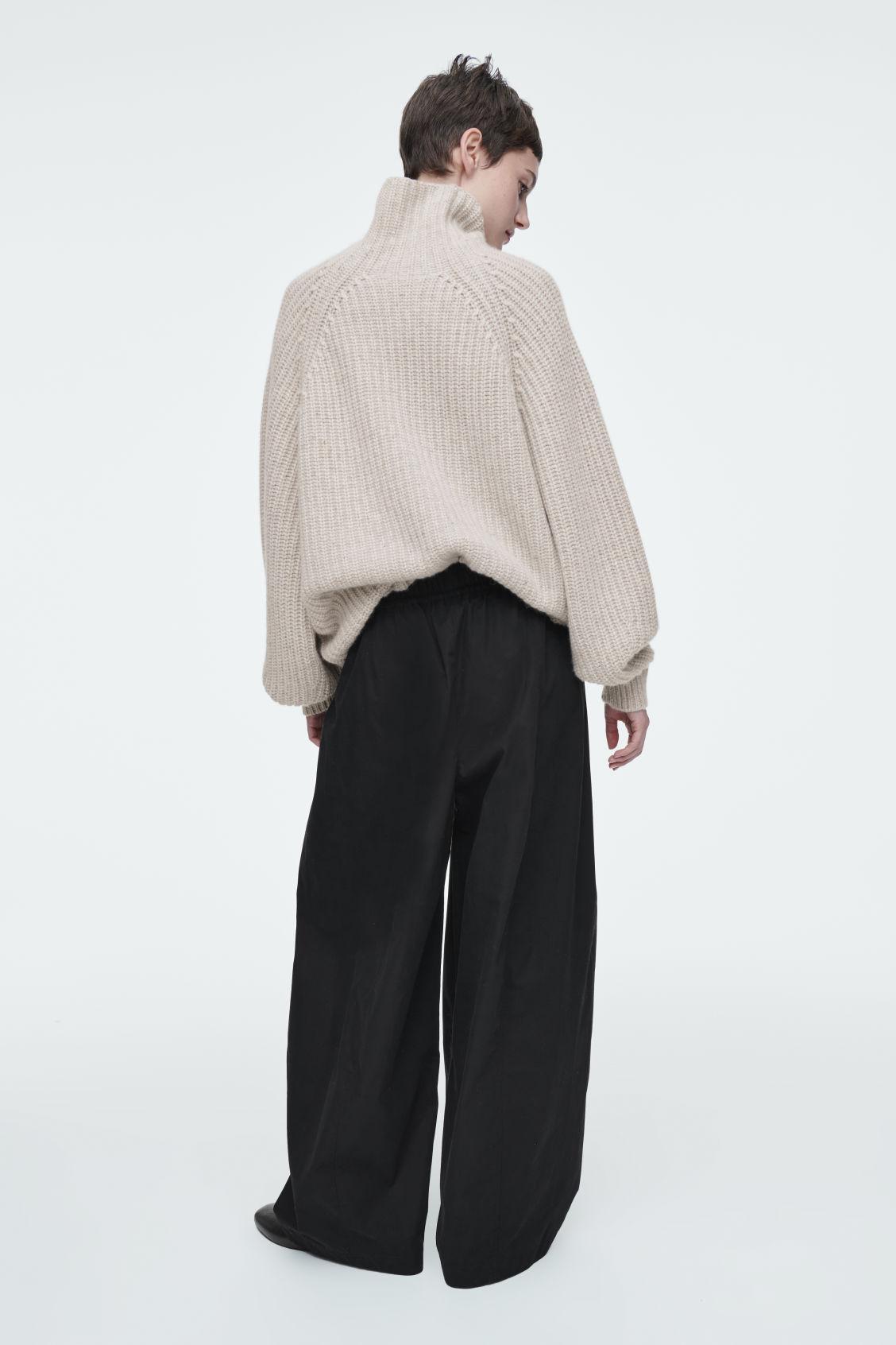 UTILITY BARREL-LEG PANTS Product Image