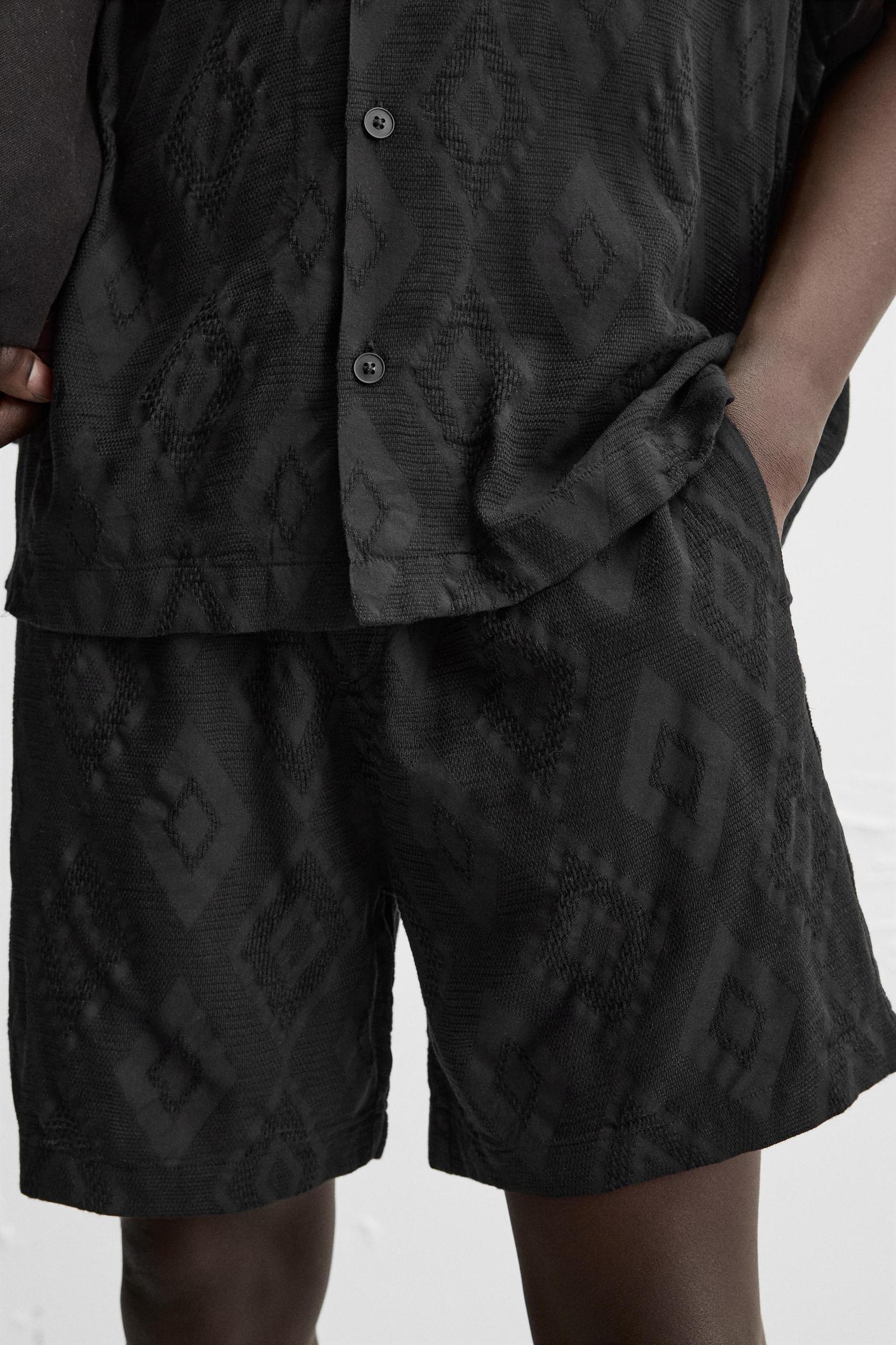 GEOMETRIC JACQUARD SHORTS Product Image