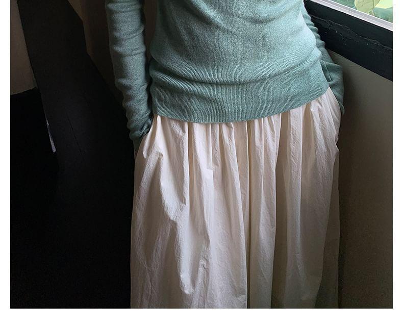 Long-Sleeve Round Neck Contrast Trim Knit Top Product Image