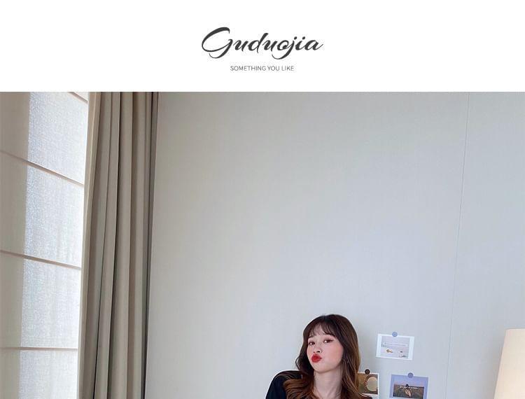 Long-Sleeve V-Neck Plain Knit Top Product Image
