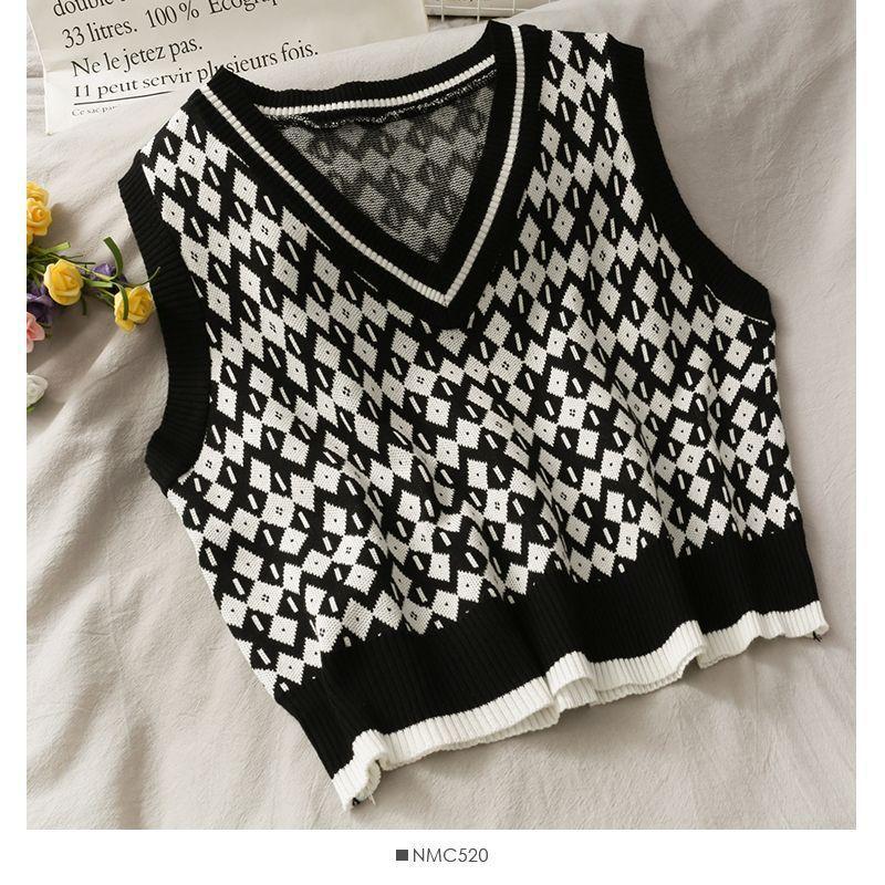 Argyle Cropped Sweater Vest Product Image