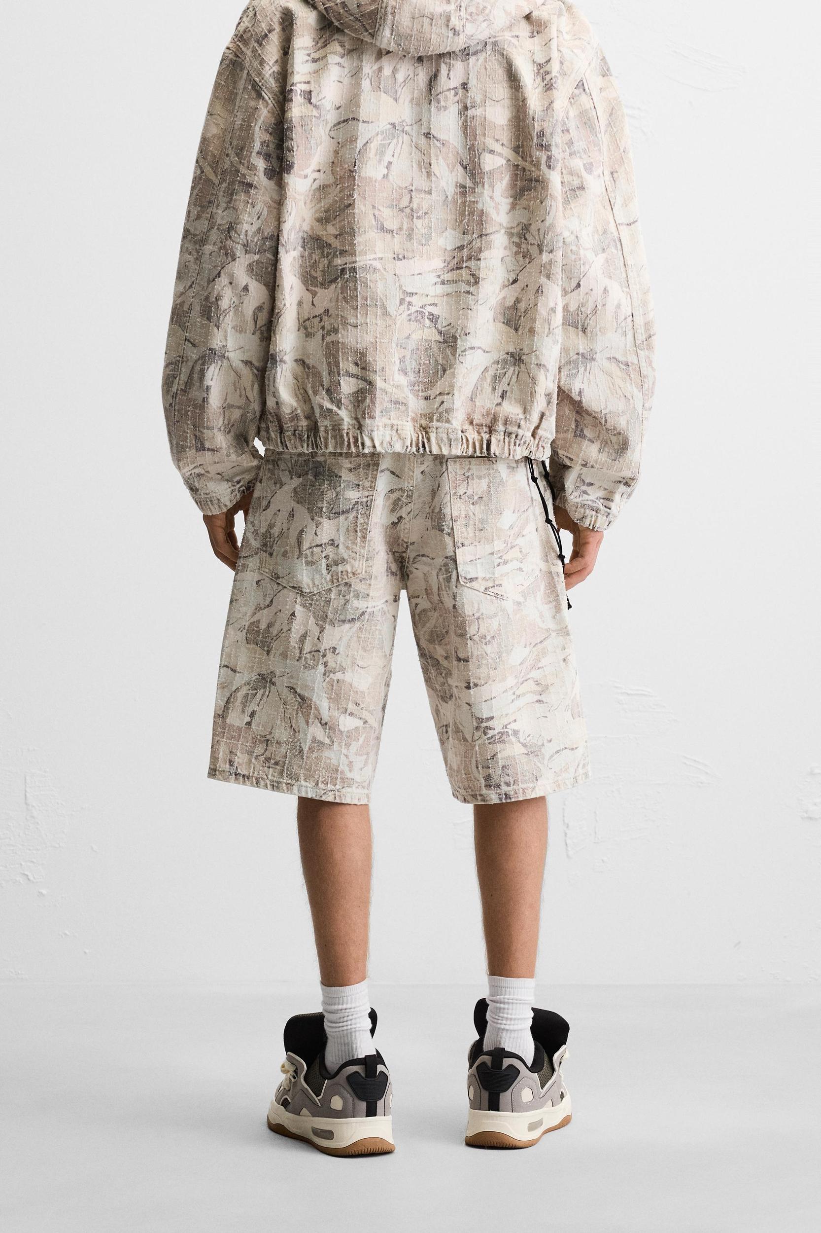 ABSTRACT PRINT DENIM SHORTS Product Image