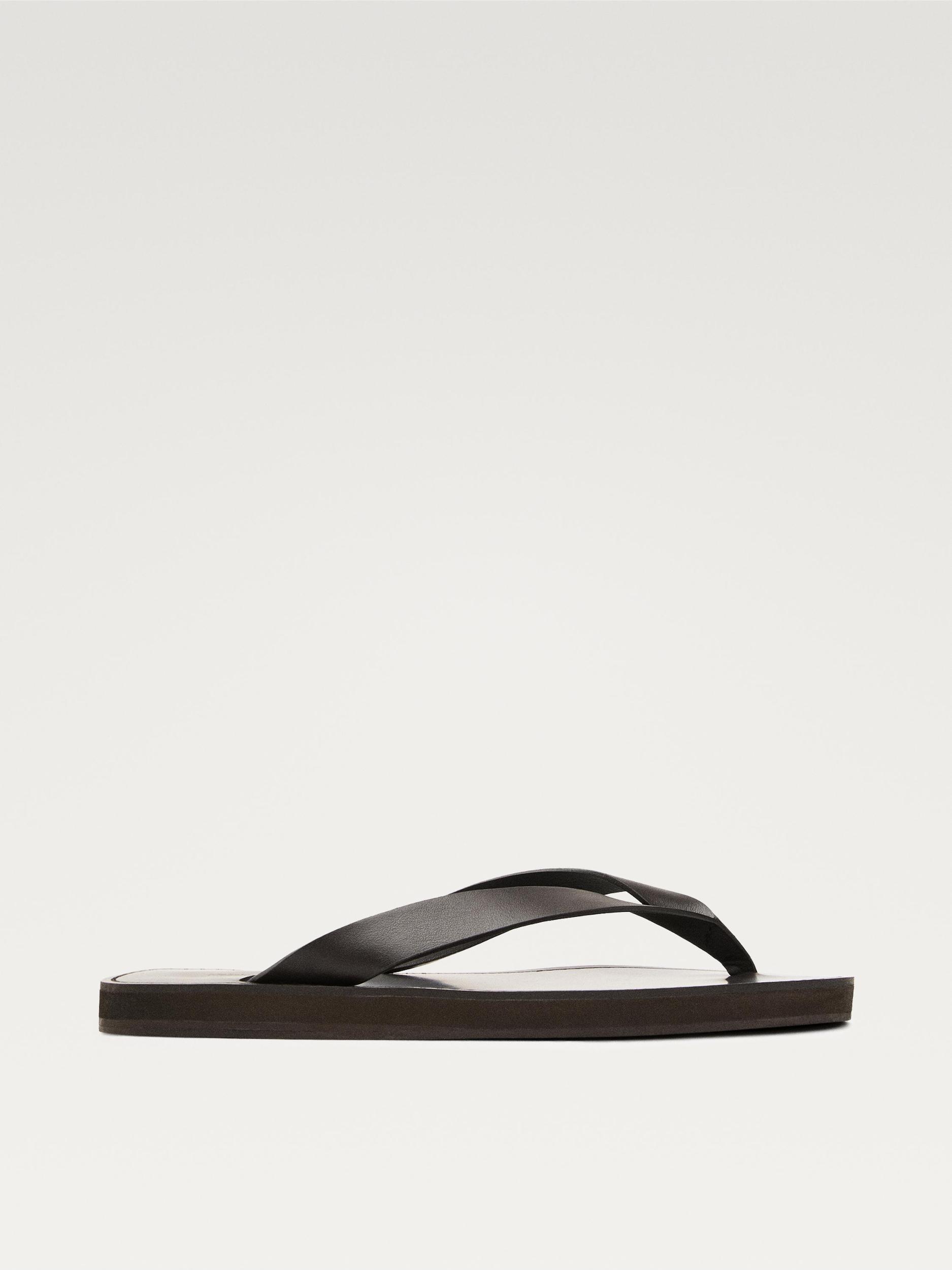 Leather sandals with toe divider Product Image