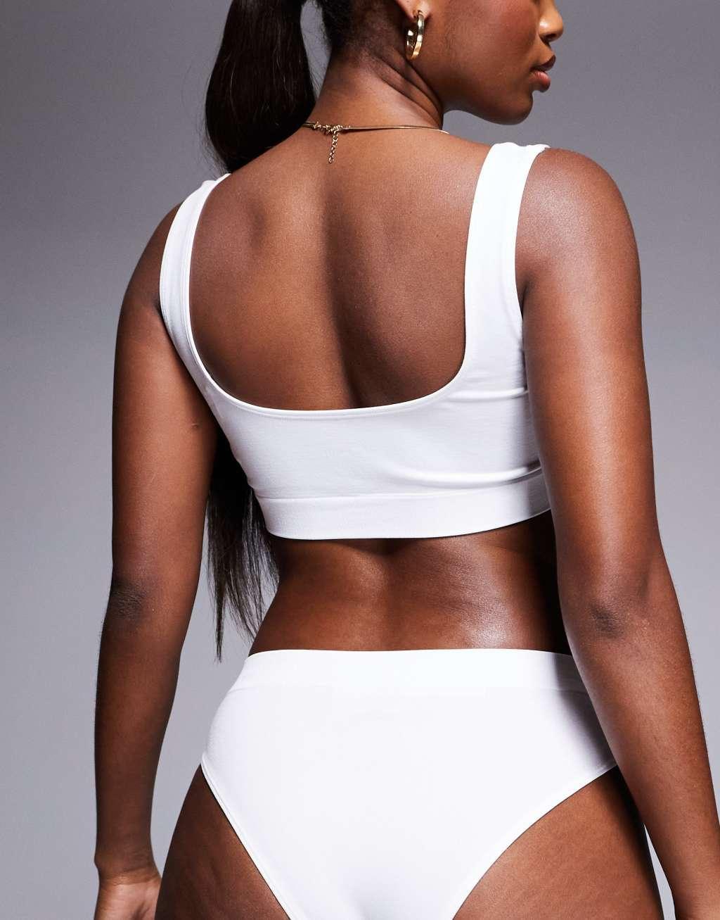 4505 Intimate seamless active mid rise briefs in white  Product Image
