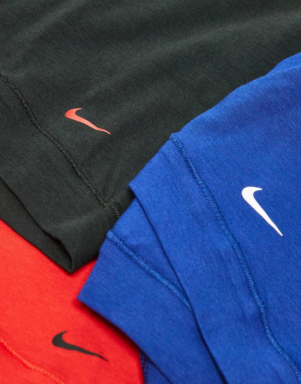 Nike Everyday Cotton Stretch 3-pack trunks in red/blue/black Product Image