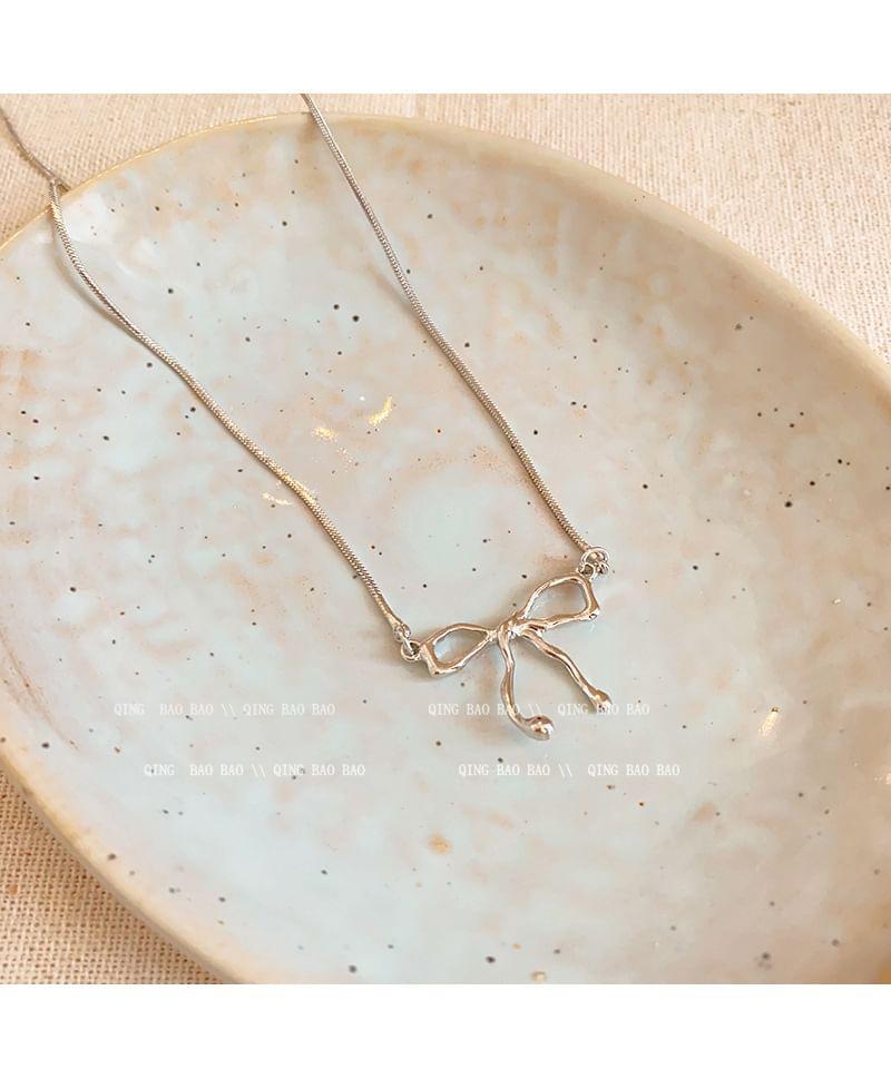 Ribbon Necklace Product Image