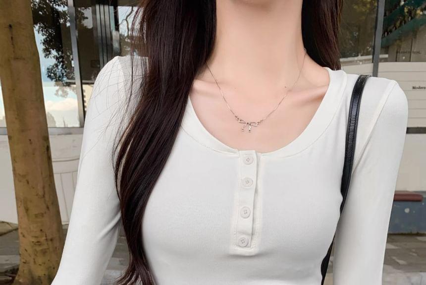 Long-Sleeve Scoop Neck Plain Ruched Slim Fit Crop T-Shirt Product Image