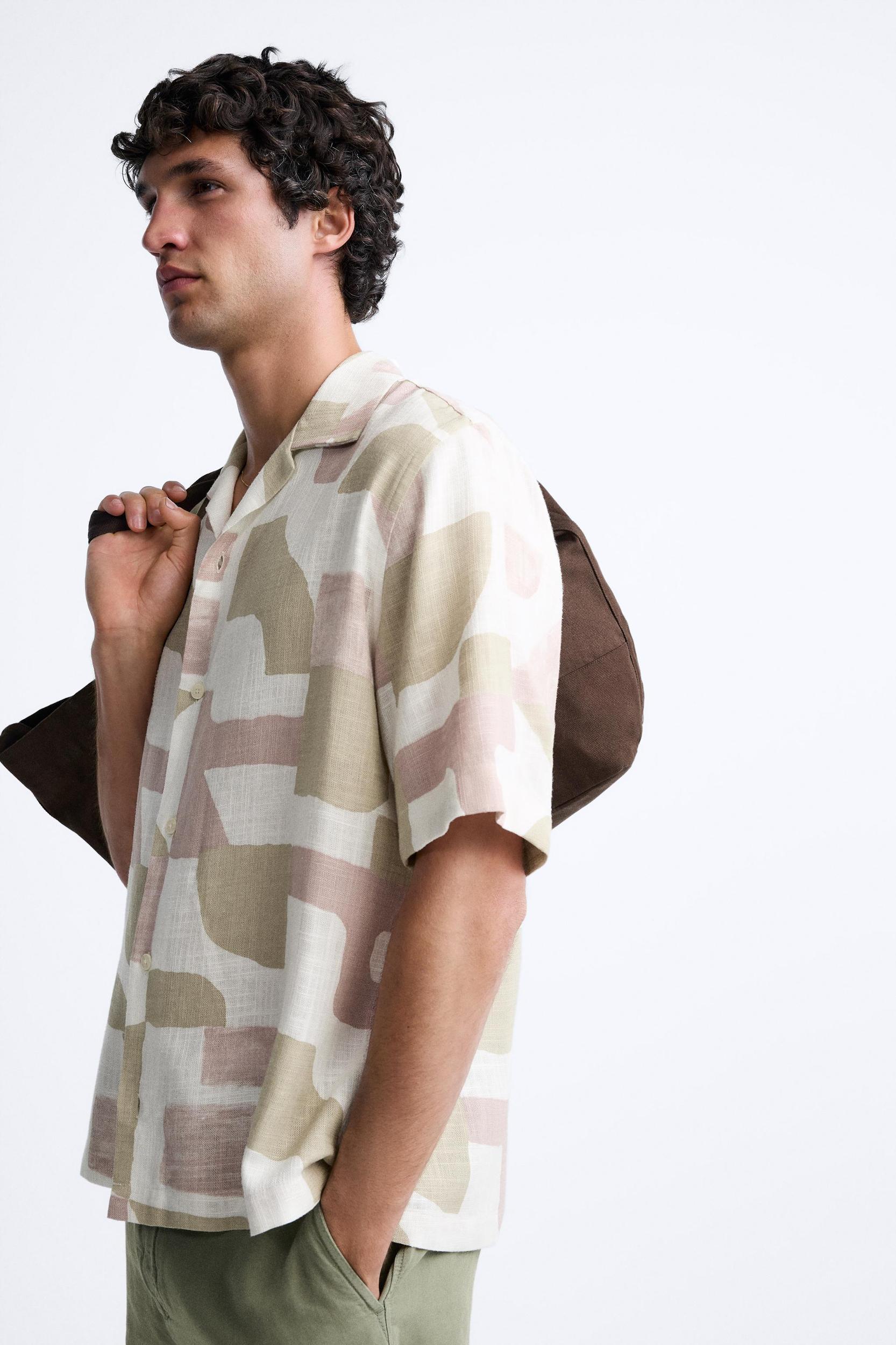 Relaxed fit shirt made of viscose blend fabric. Spread collar and short sleeves. Front button closure. Product Image