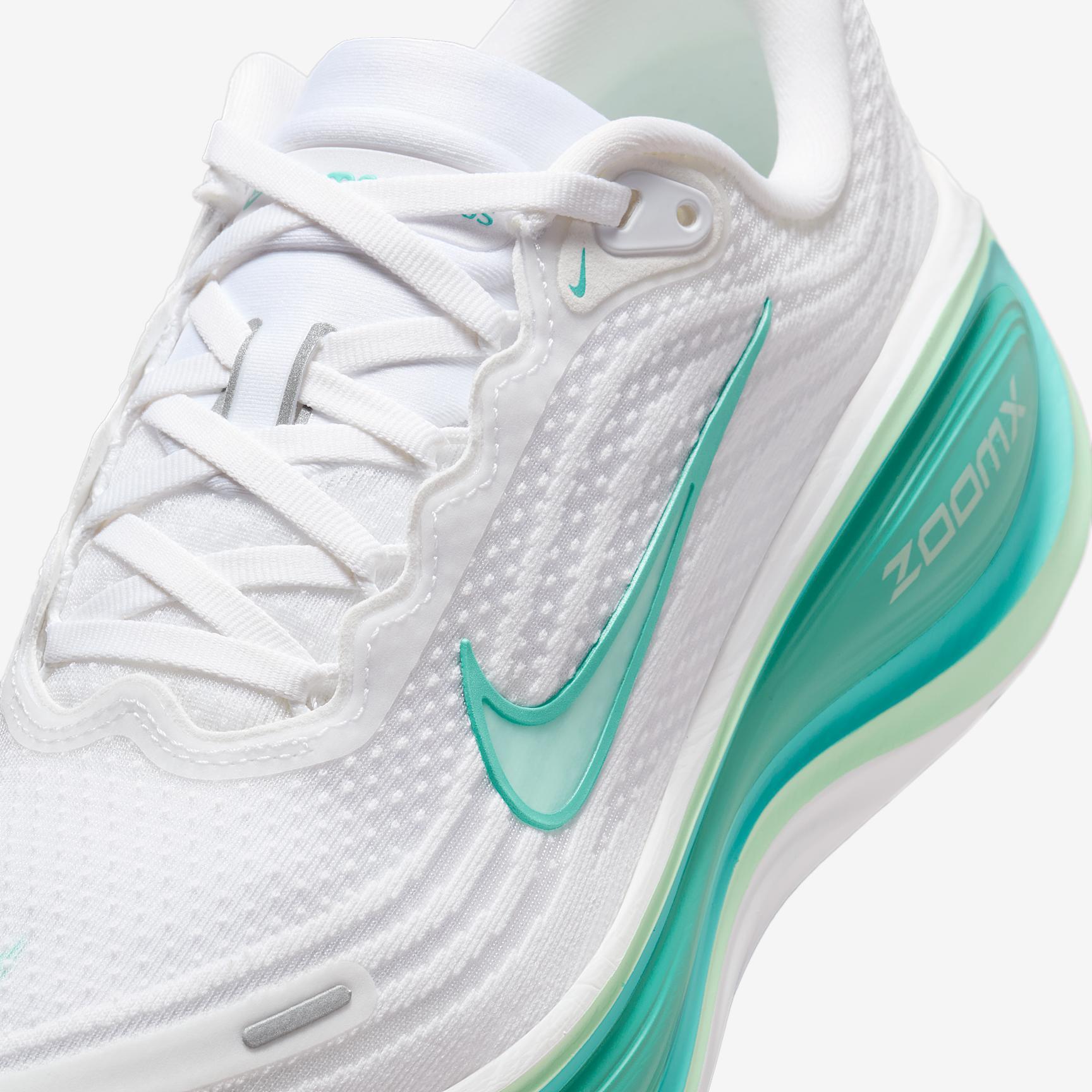 Nike Women's Vomero Plus Road Running Shoes (Extra Wide) Product Image
