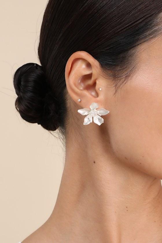 Maige White Flower Stud Earrings Product Image